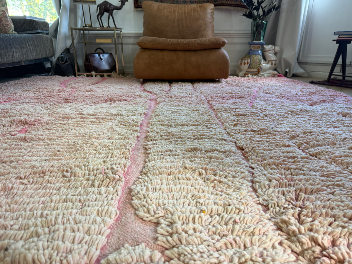 XXL Marokkaans wollen tapijt in zachtroze – 383 × 256 cm
