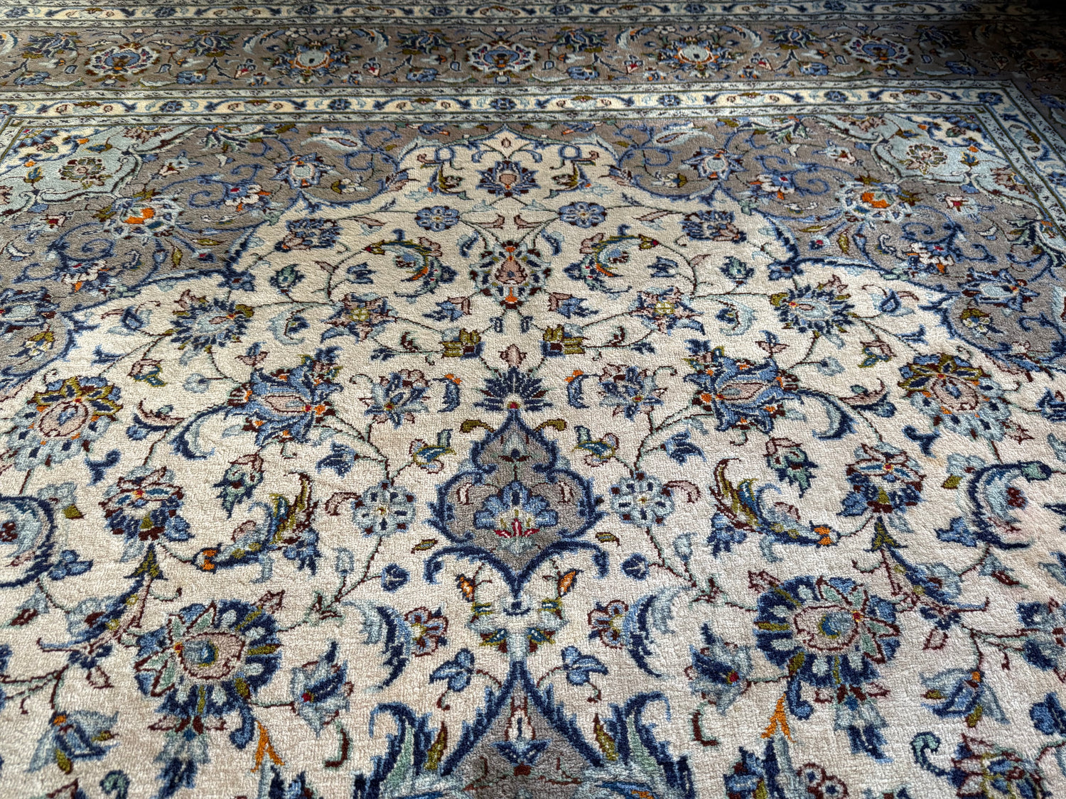 Alfombra vintage anudada a mano – Clara y elegante – aprox. 365 × 245 cm