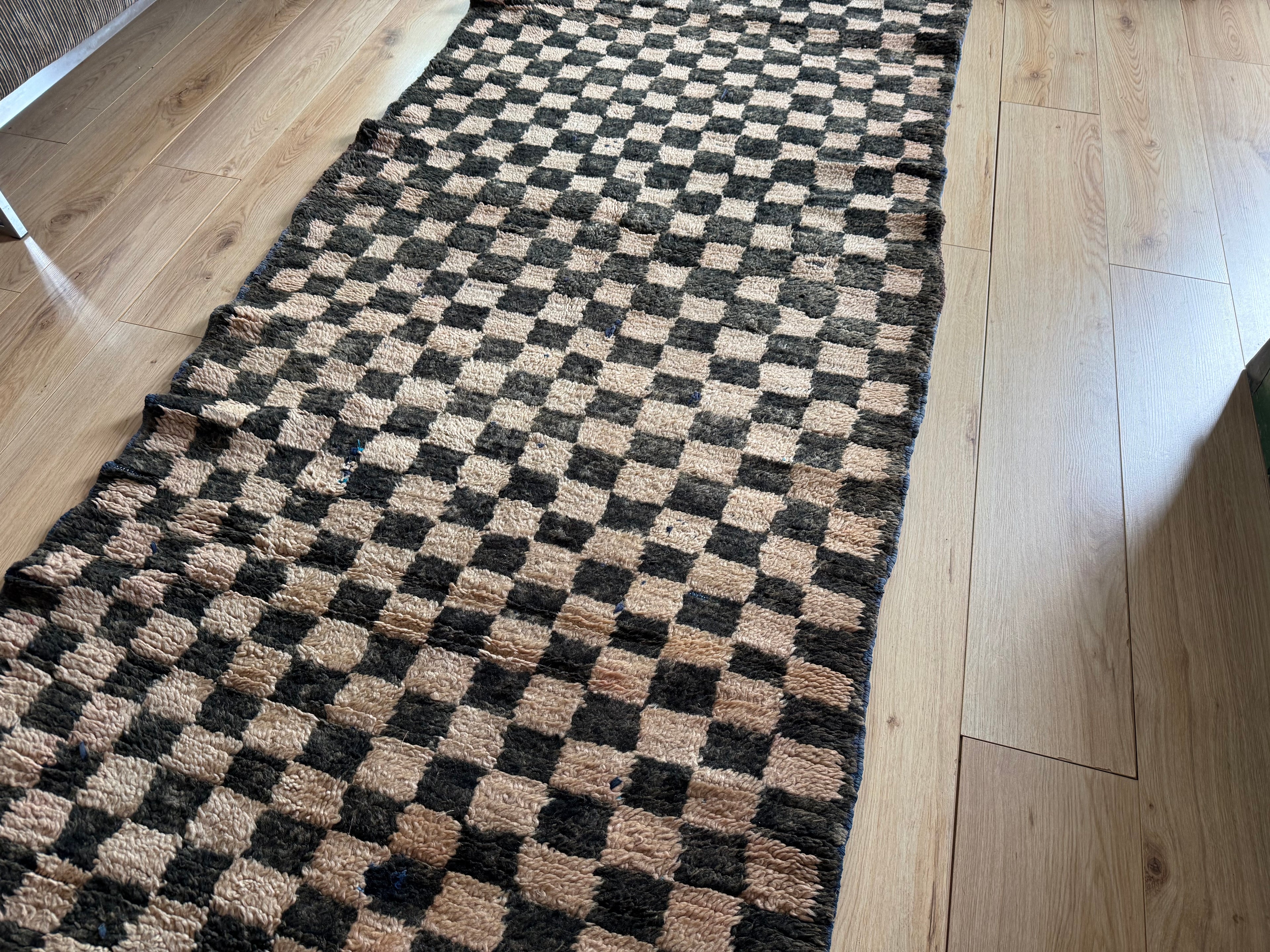 Handgeknoopt vintage Marokkaans checkerboard tapijt – 297 × 114 cm