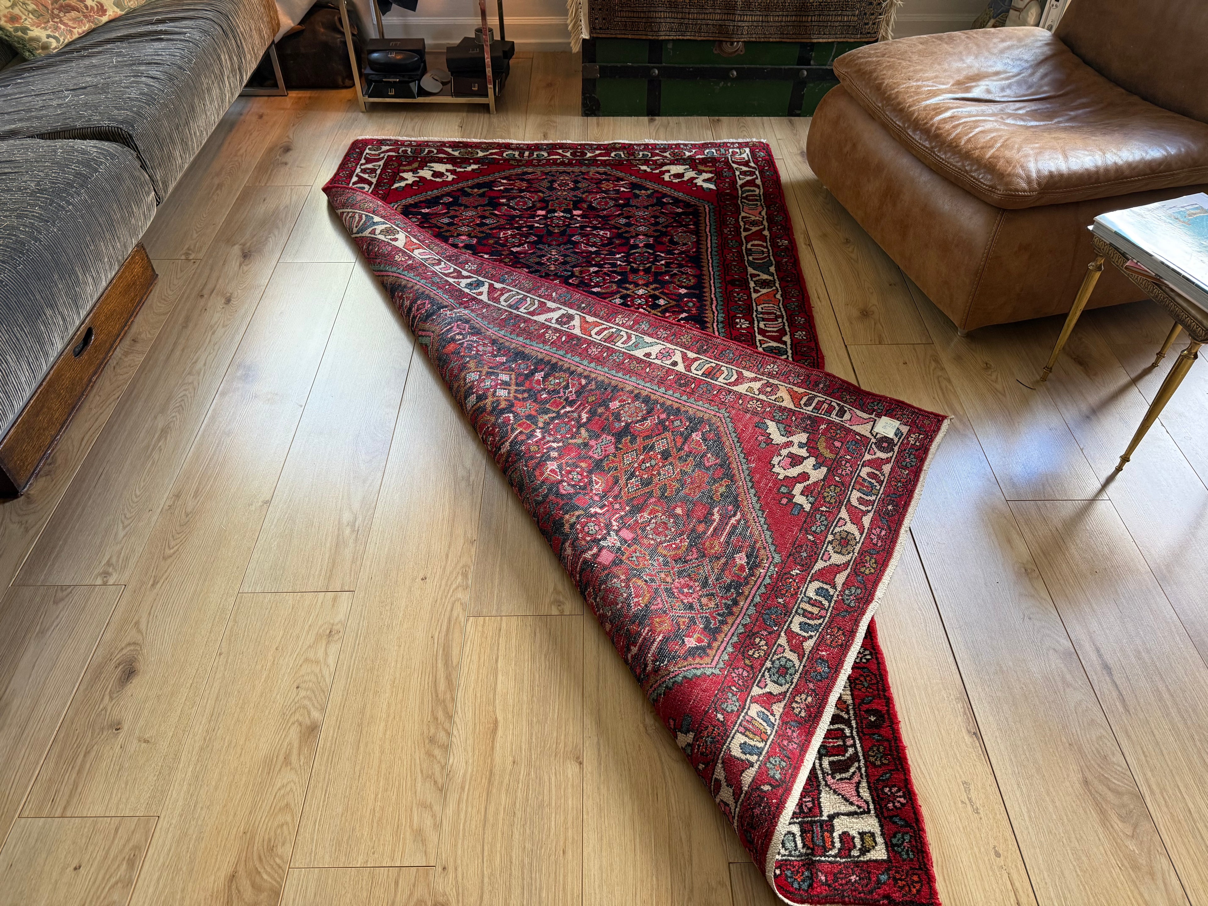 Vintage handgeknoopt wollen tapijt met medaillon – rood en donkerblauw – 217 × 130 cm