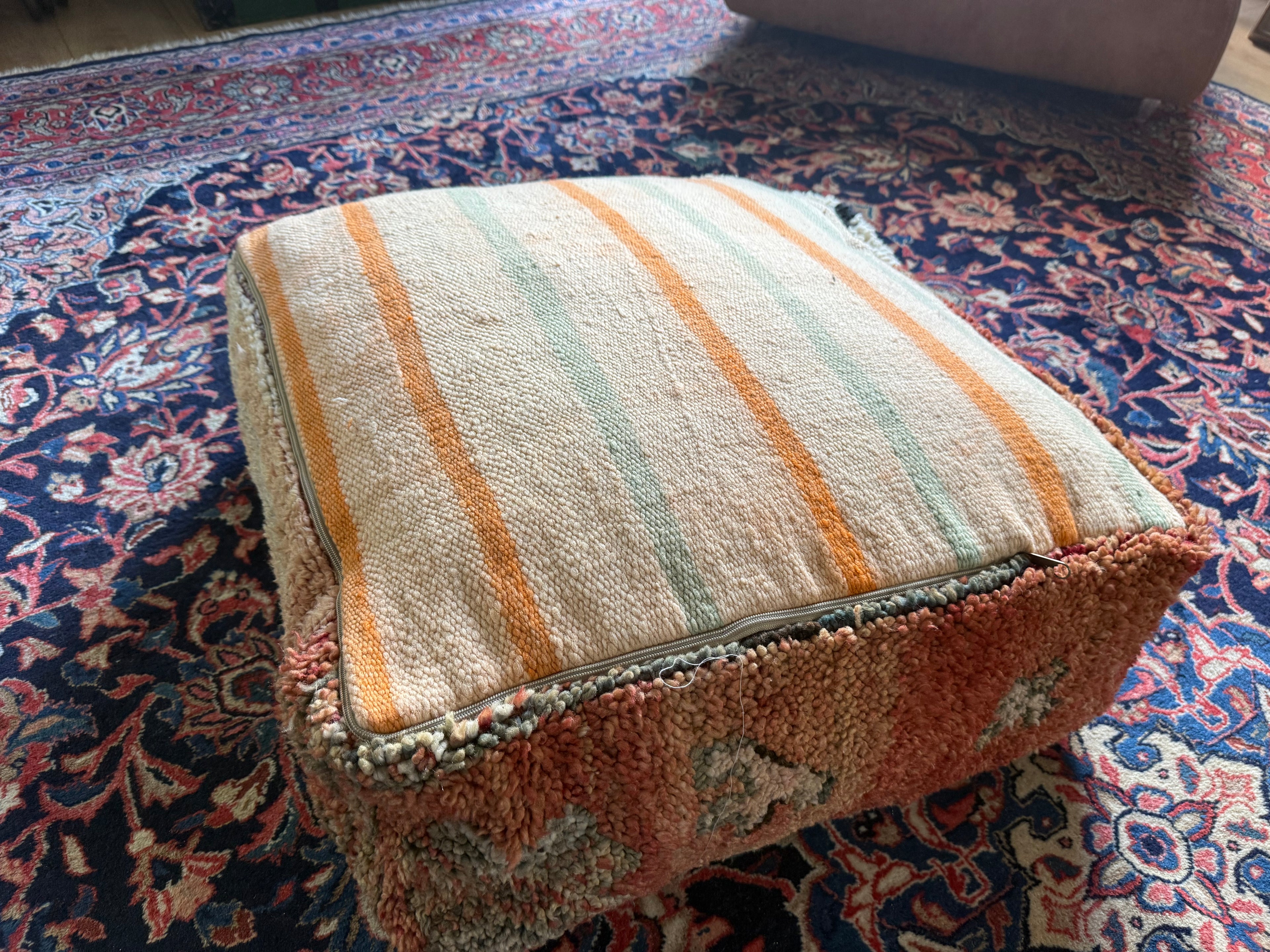 Poef van gebruikt vintage Marokkaans tapijt – handgemaakt – ca. 60 × 60 × 25 cm