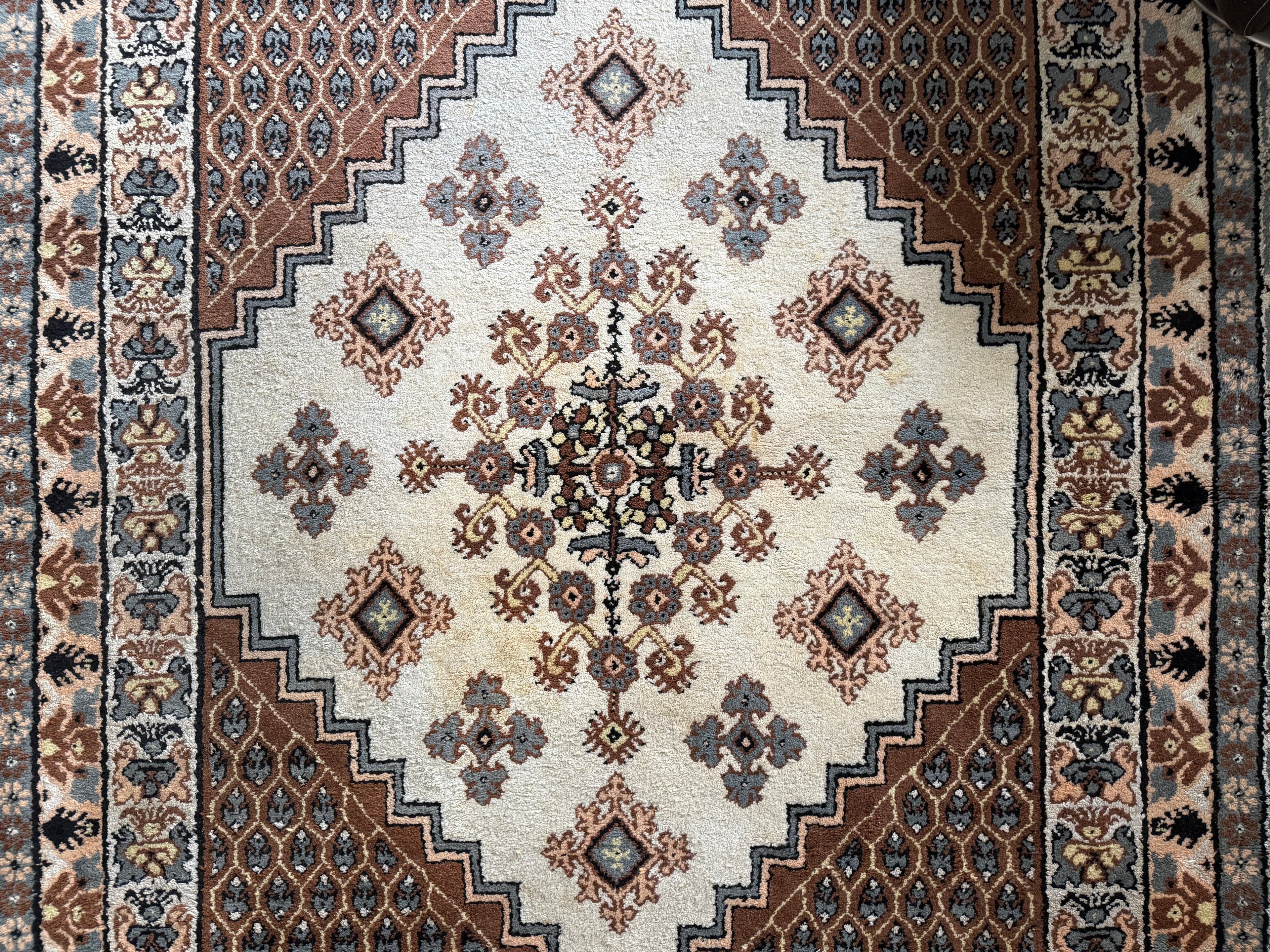 Handgeknoopt oosters tapijt – ca. 352 × 247 cm (lichten verkleuringen middenstuk)