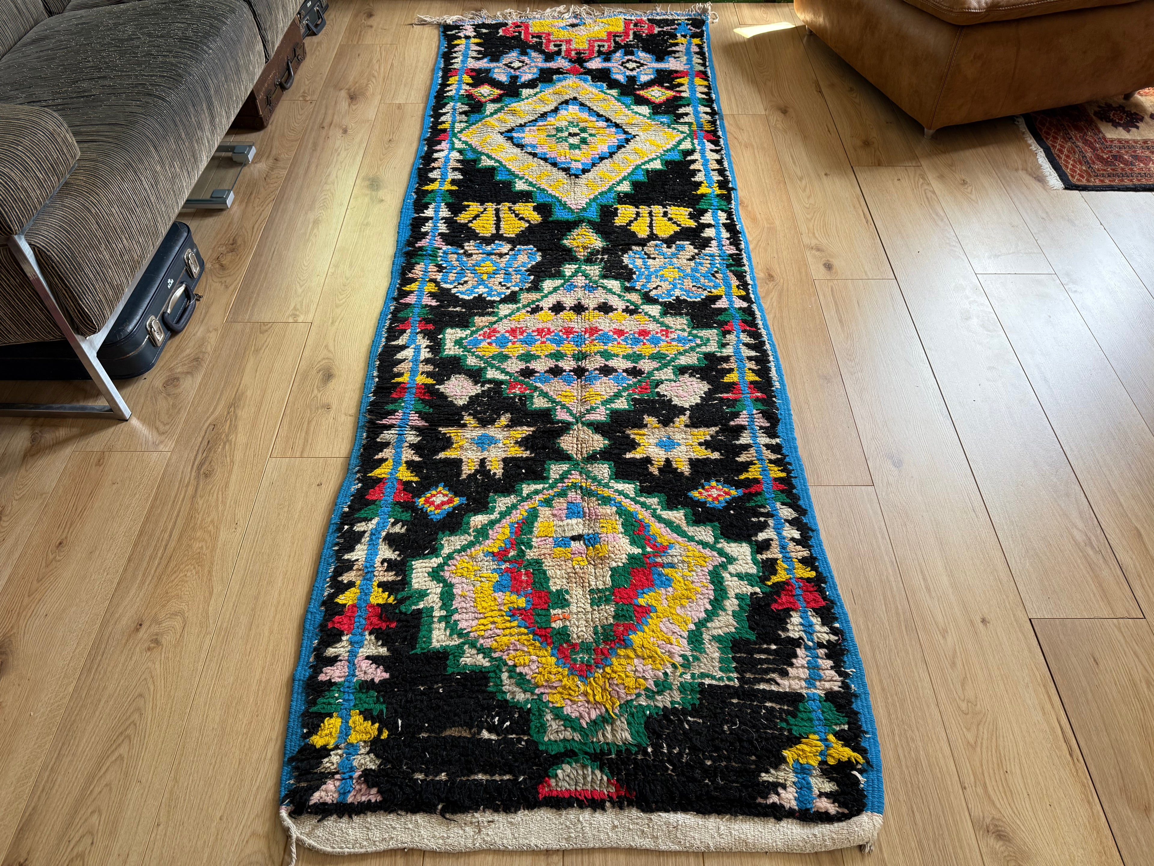Handgeknoopt vintage tapijt Boucherouite loper uit Marokko– ca. 277 × 88 cm