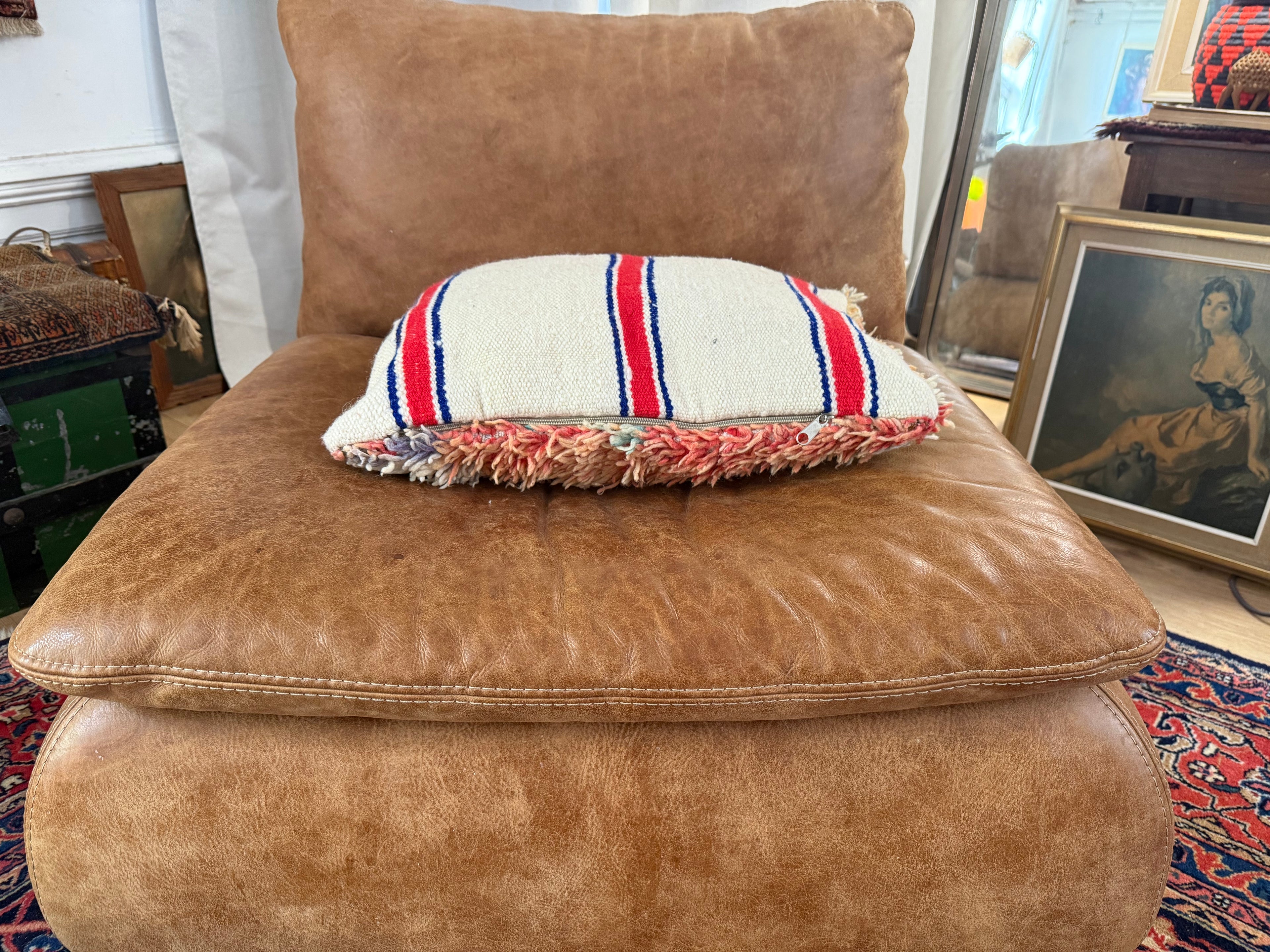 Handgemaakt kussen van een vintage Marokkaans tapijt – ca. 60 × 40 cm