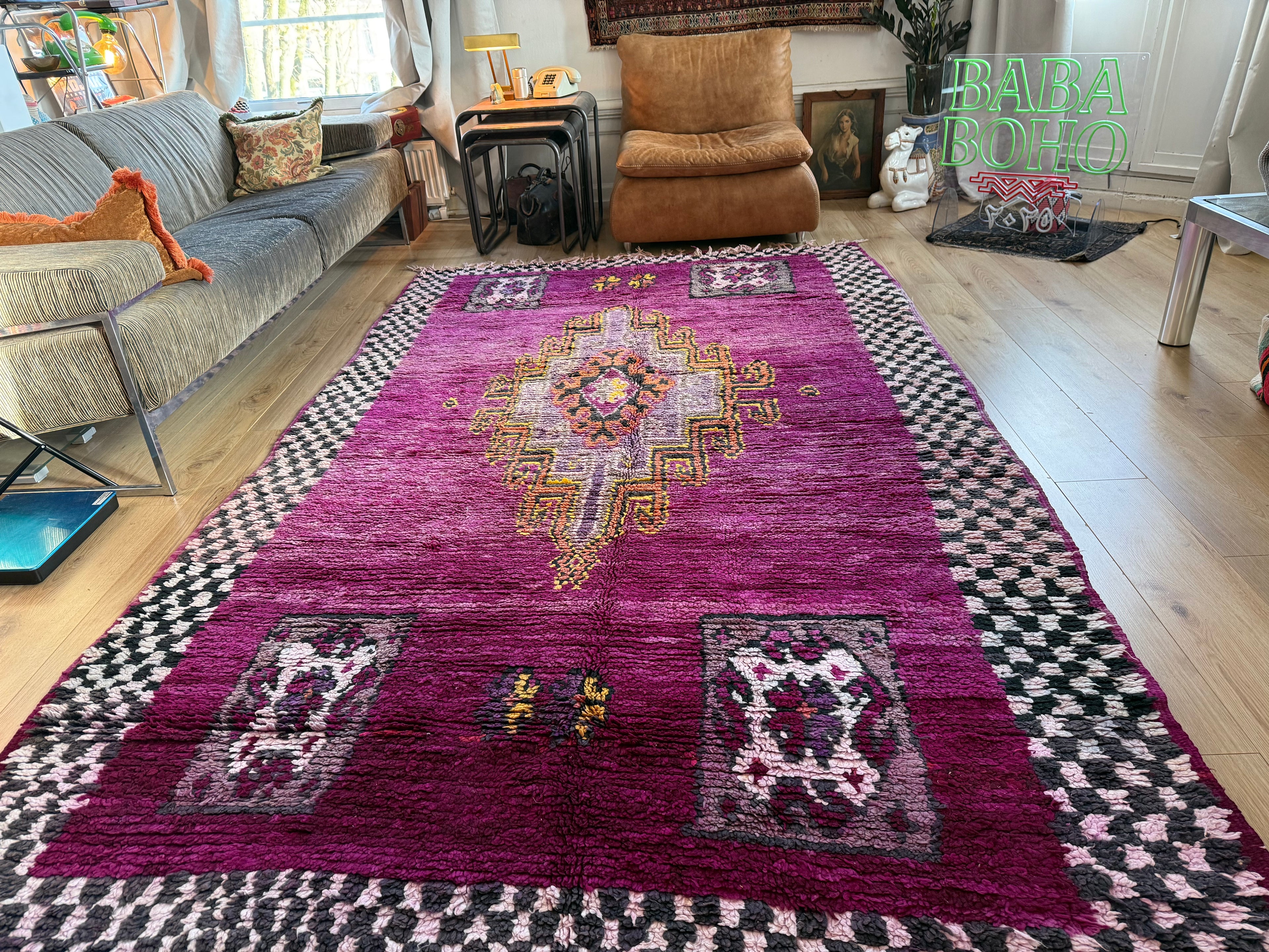 Warm Magenta Vintage Berber Tapijt – 320 × 183 cm – Dikke Wol & Checkerboard Rand