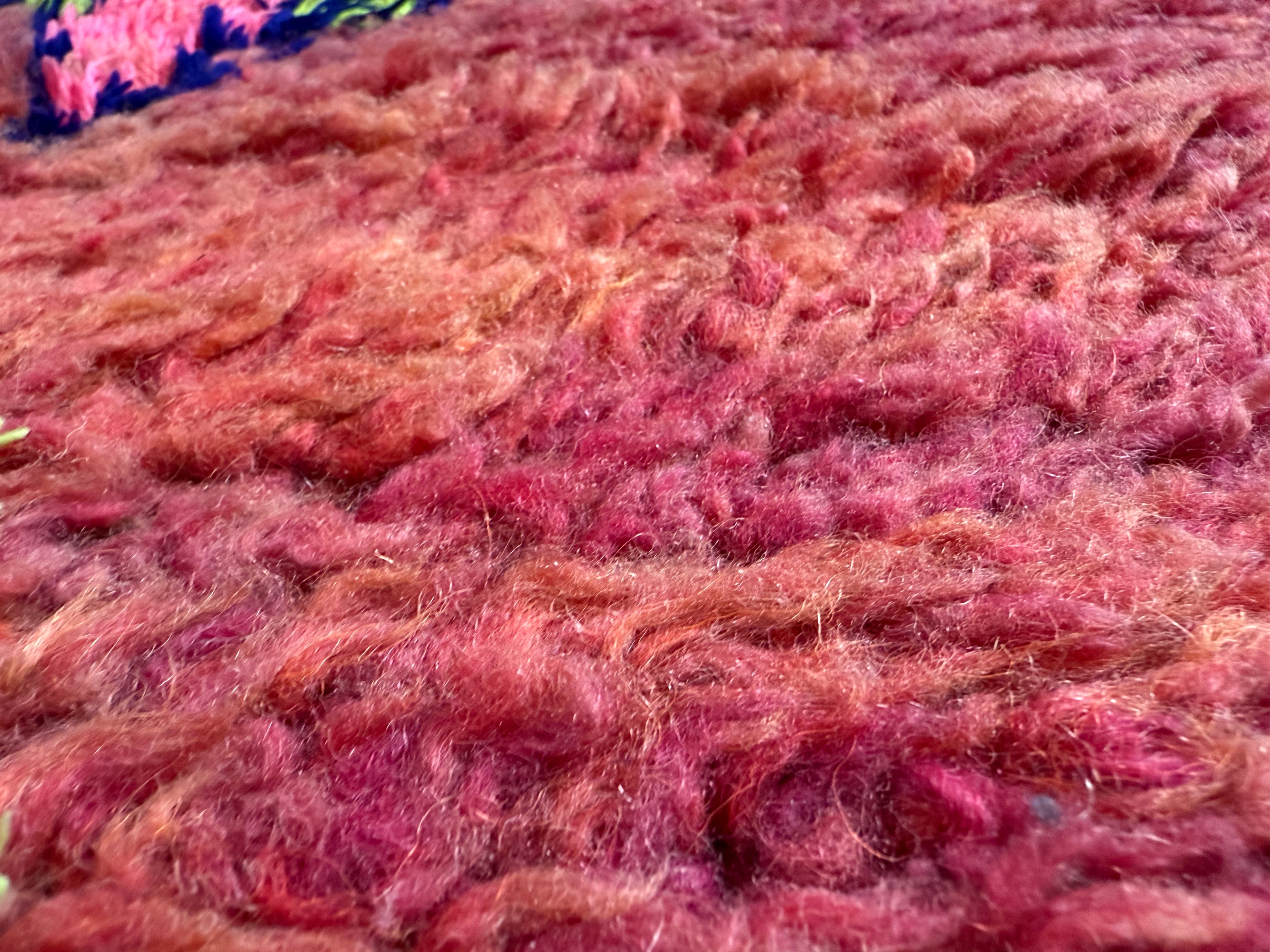 Vintage Marokkaanse loper met uitgesproken kleur & karakter 384 × 101 cm