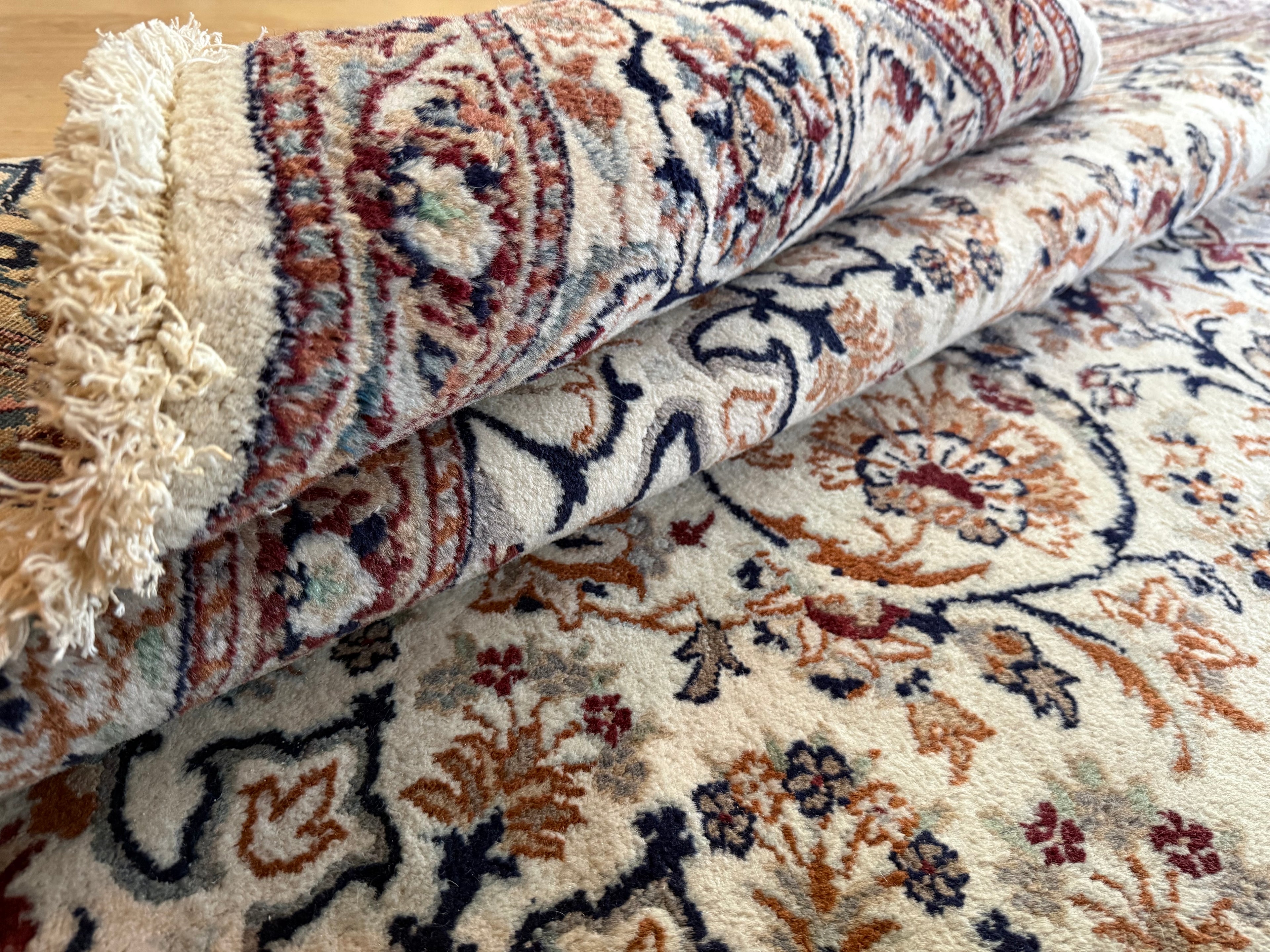 Tapete clássico nó à mão estilo Nain com medalhão – marfim & azul noite – 335 × 247 cm