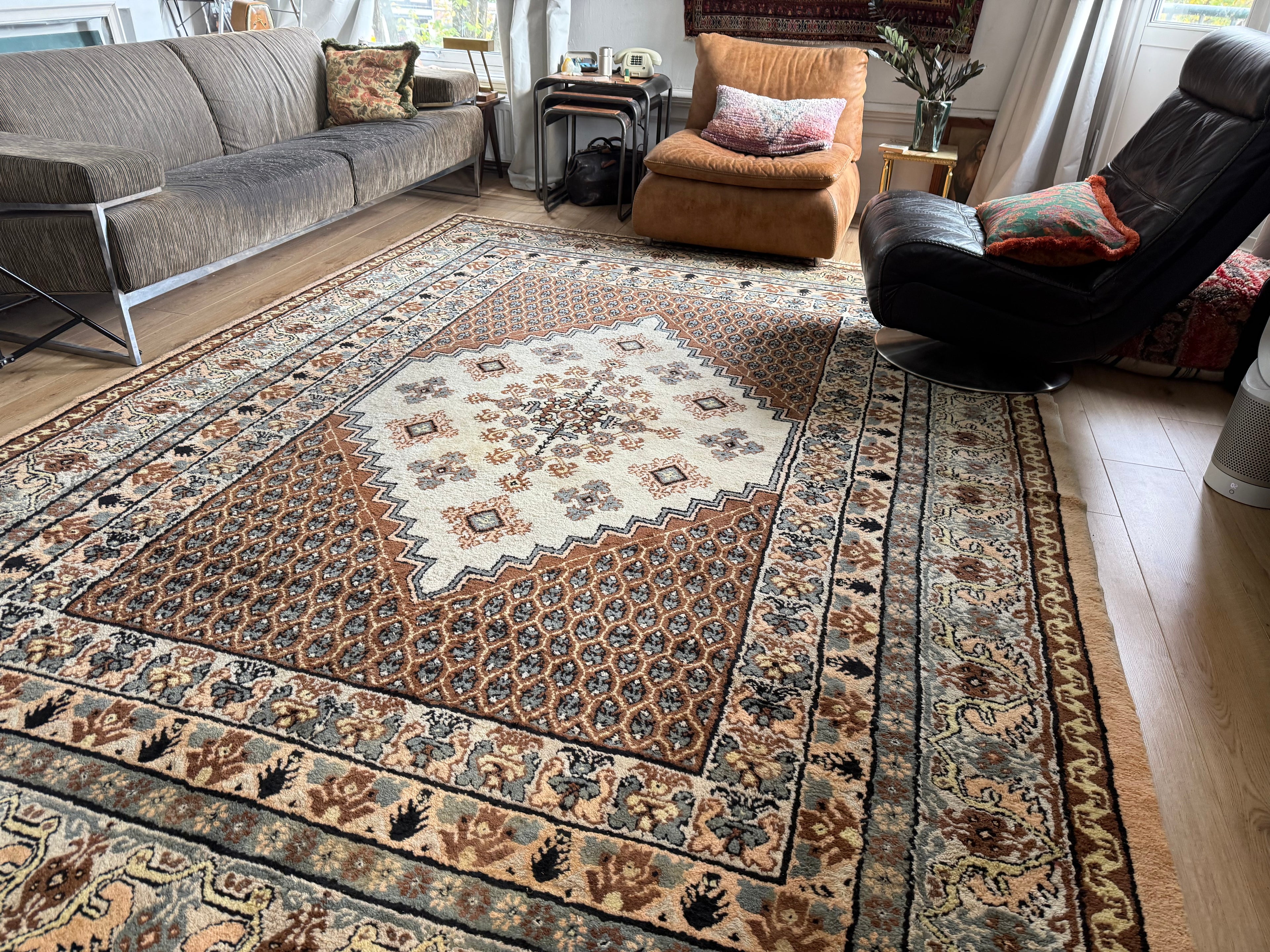 Handgeknoopt oosters tapijt – ca. 352 × 247 cm (lichten verkleuringen middenstuk)