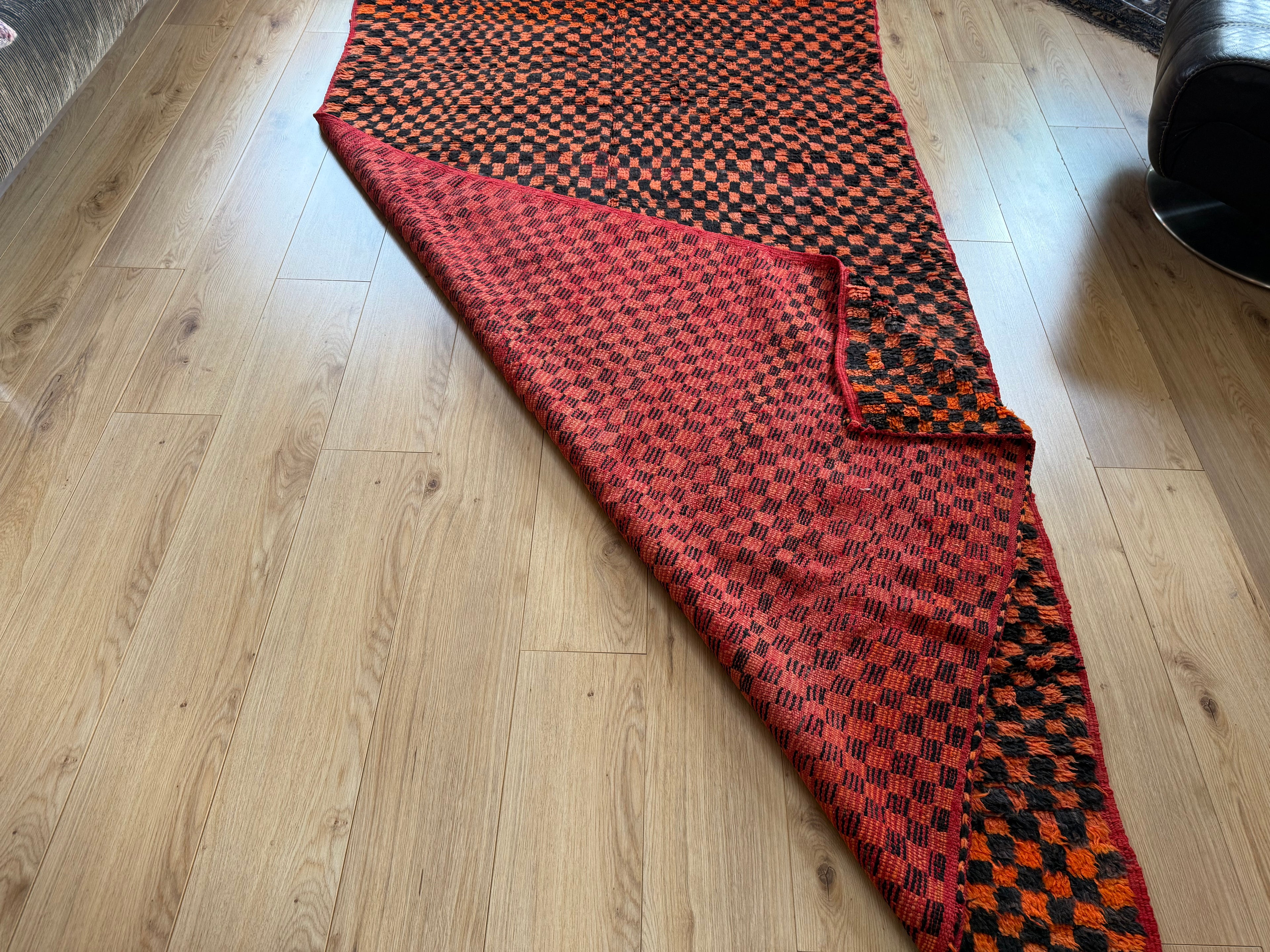 Grafisch vintage Berber tapijt in oranje & zwart – 272 × 147 cm