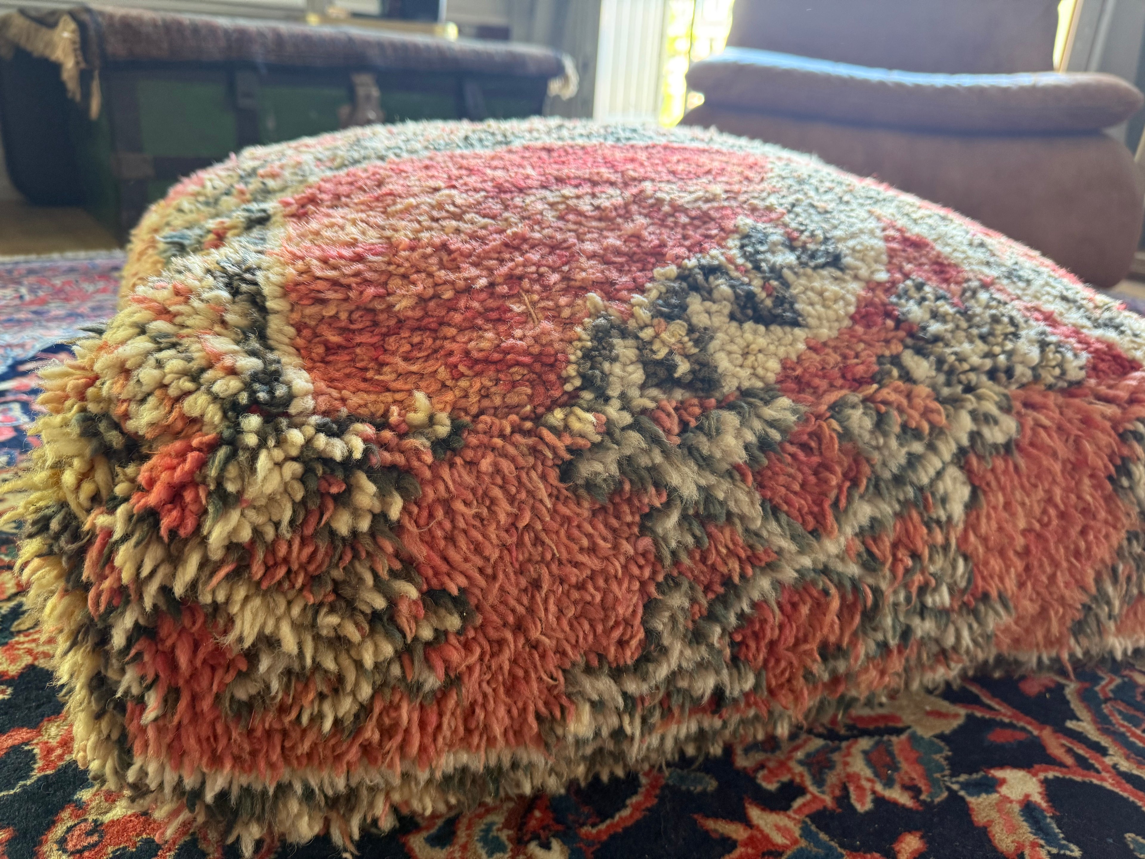 Poef van gebruikt vintage Marokkaans tapijt – handgemaakt – ca. 60 × 60 × 25 cm