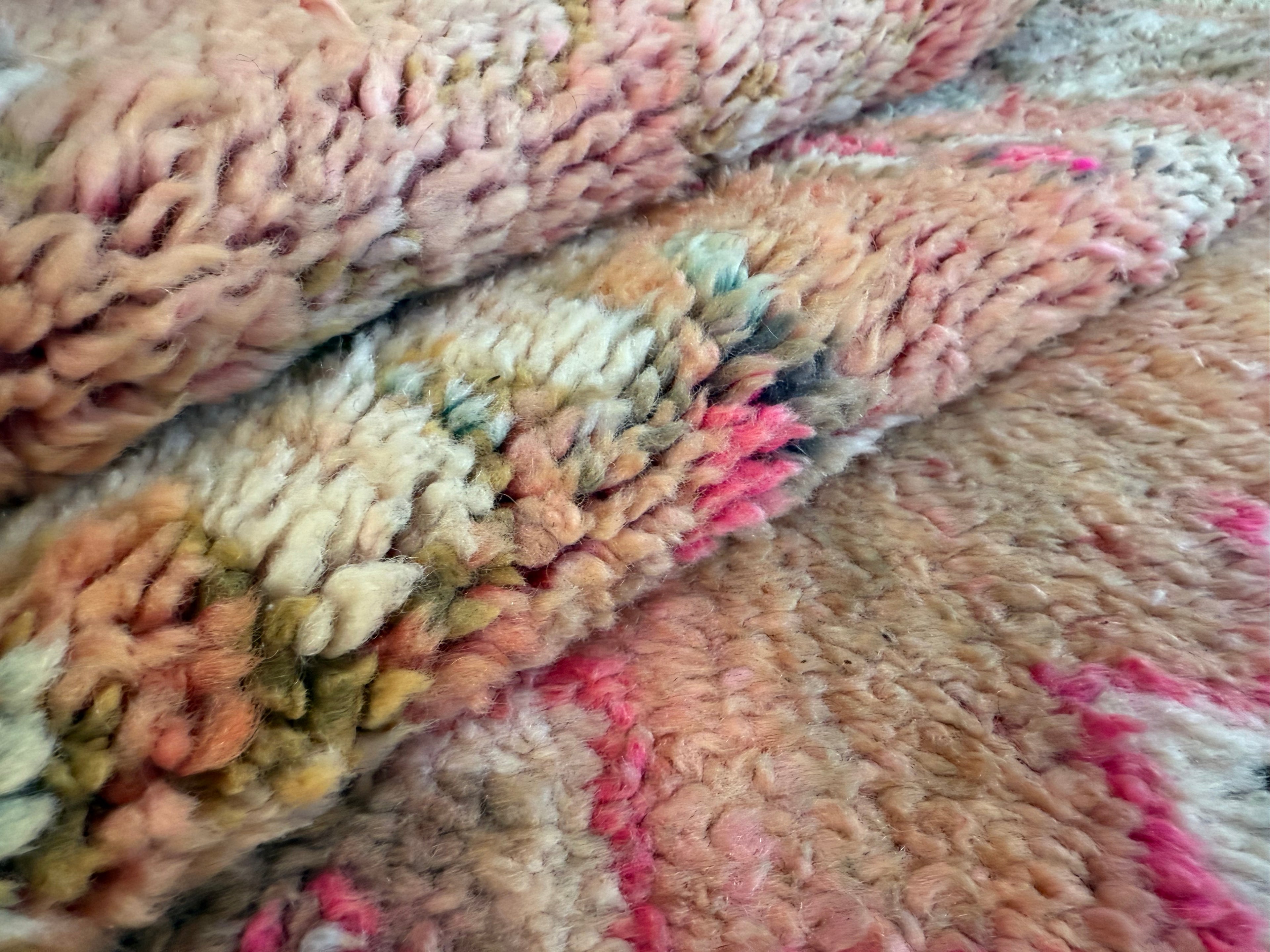 Vintage handgeknoopt tapijt – warm pastel & roze – ca. 303 × 182 cm