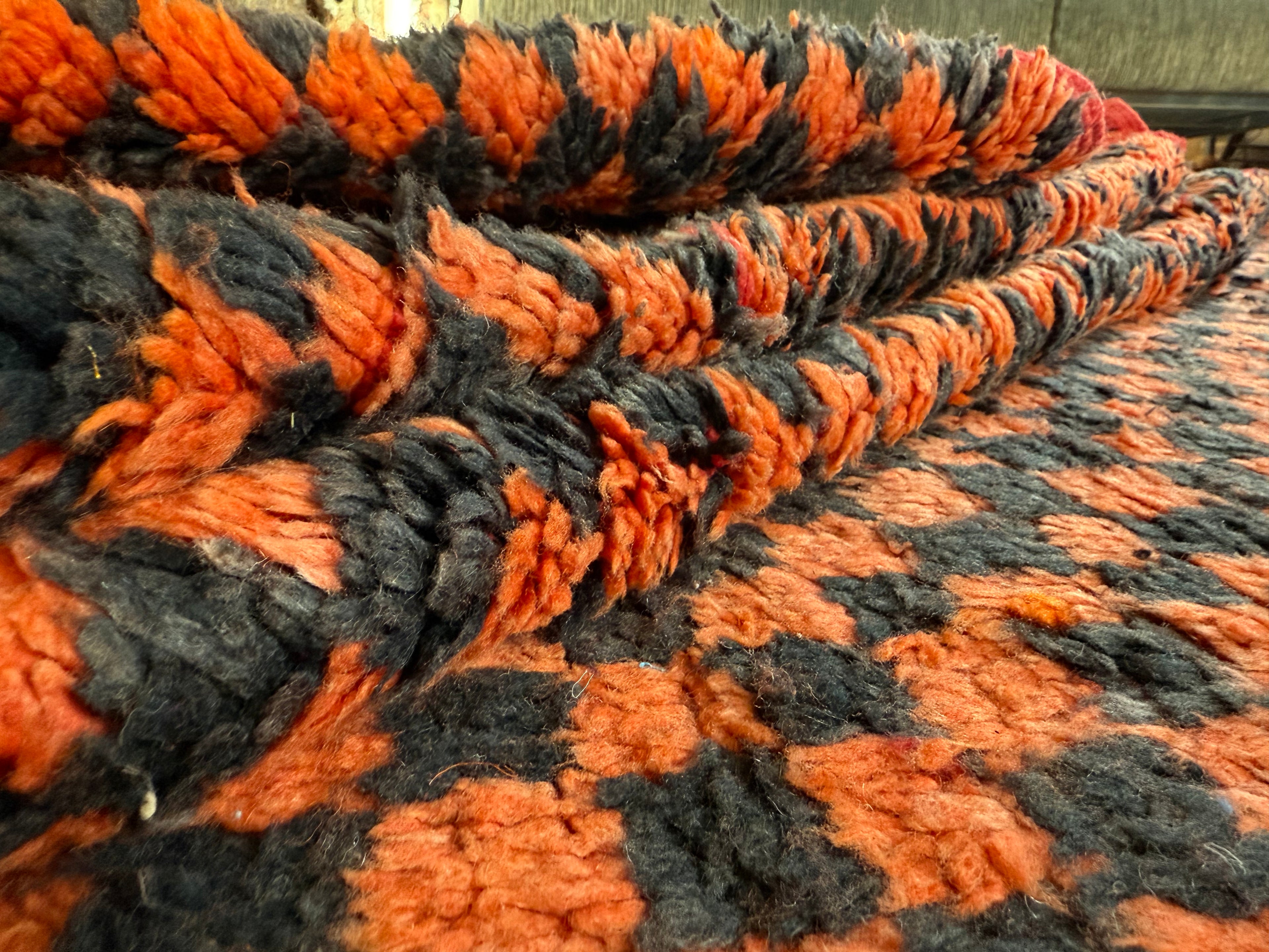 Grafisch vintage Berber tapijt in oranje & zwart – 272 × 147 cm