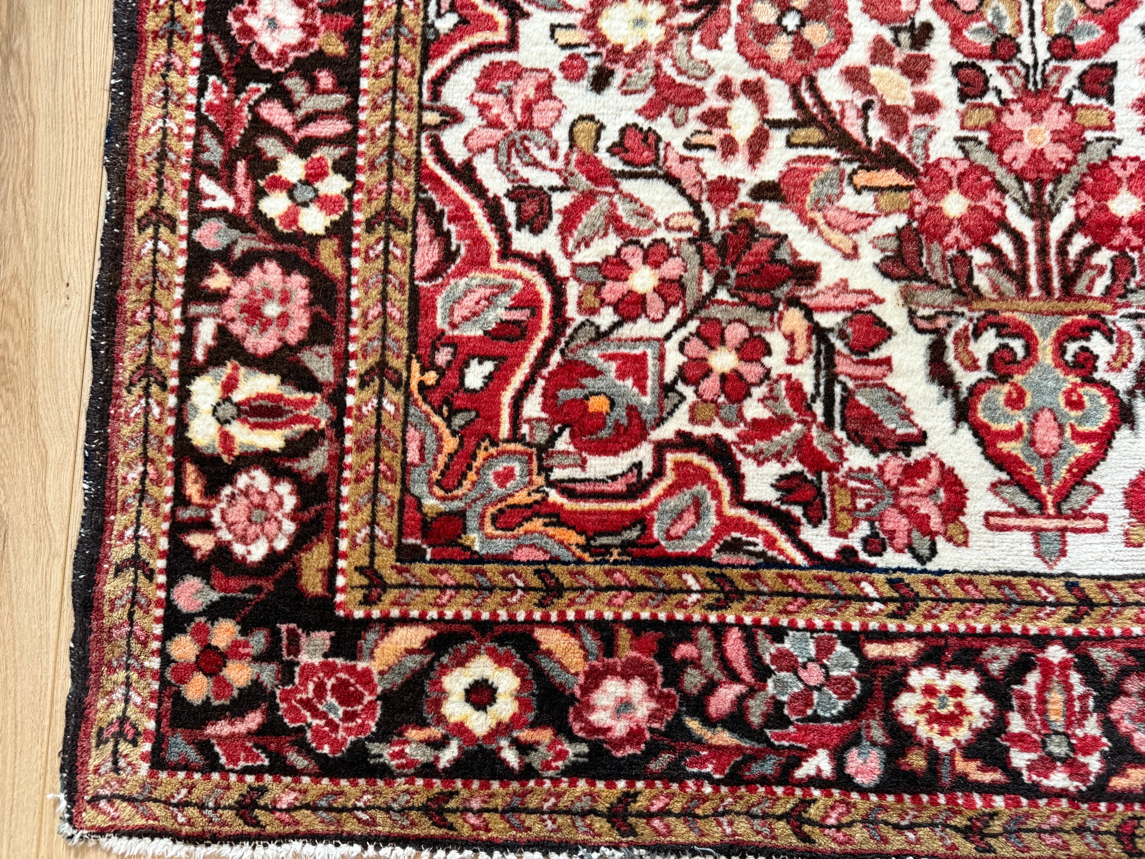 Tapete clássico nó à mão com campo e medalhão em tons terrosos suaves 230 x 149 cm