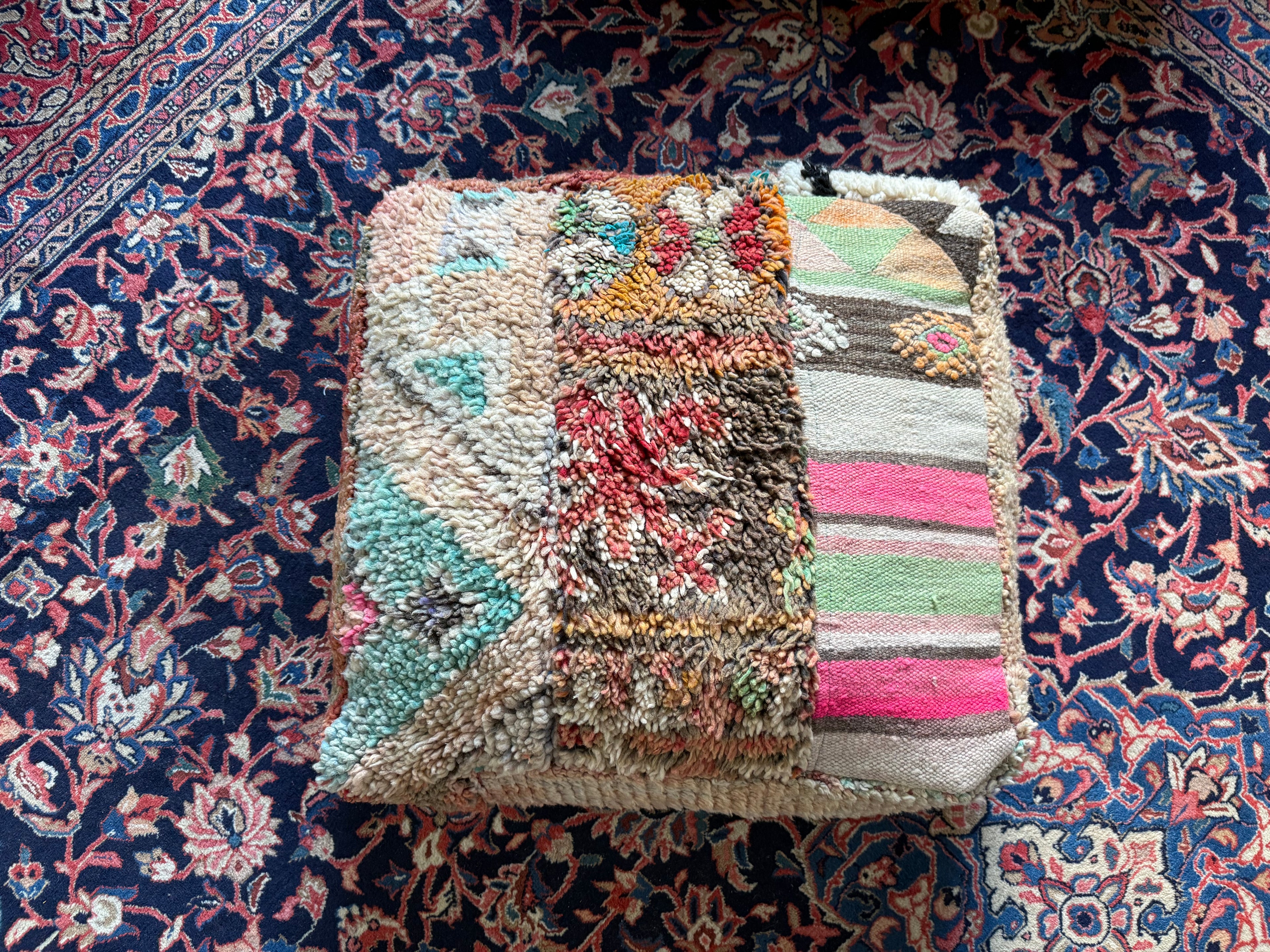 Poef van gebruikt vintage Marokkaans tapijt – handgemaakt – ca. 60 × 60 × 25 cm