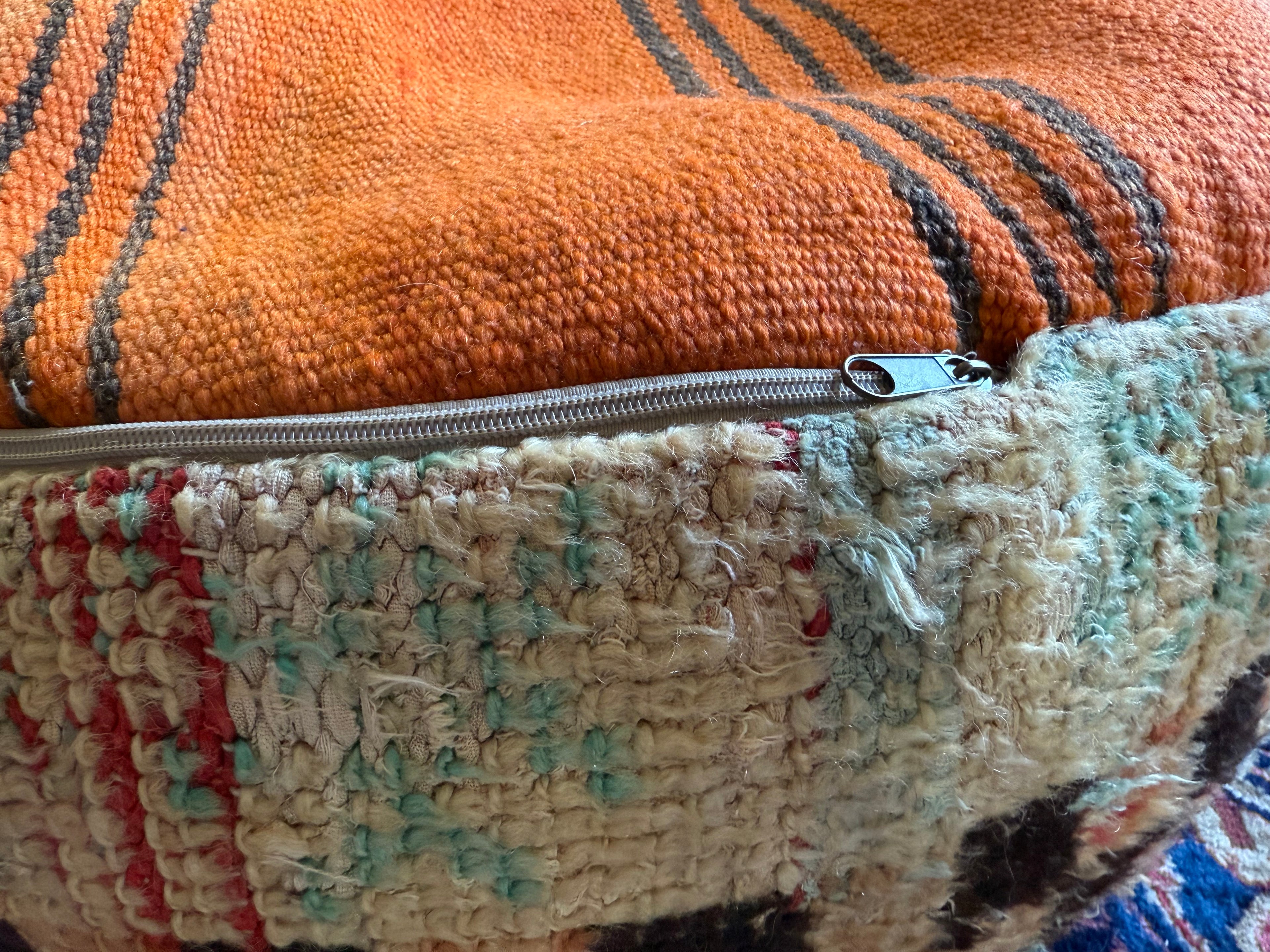 Poef van gebruikt vintage Marokkaans tapijt – handgemaakt – ca. 60 × 60 × 20 cm