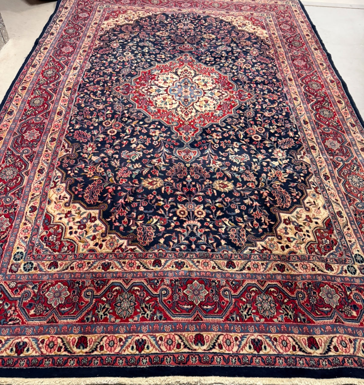 Monumentaal vintage tapijt met klassiek medaillon – 321 × 213 cm