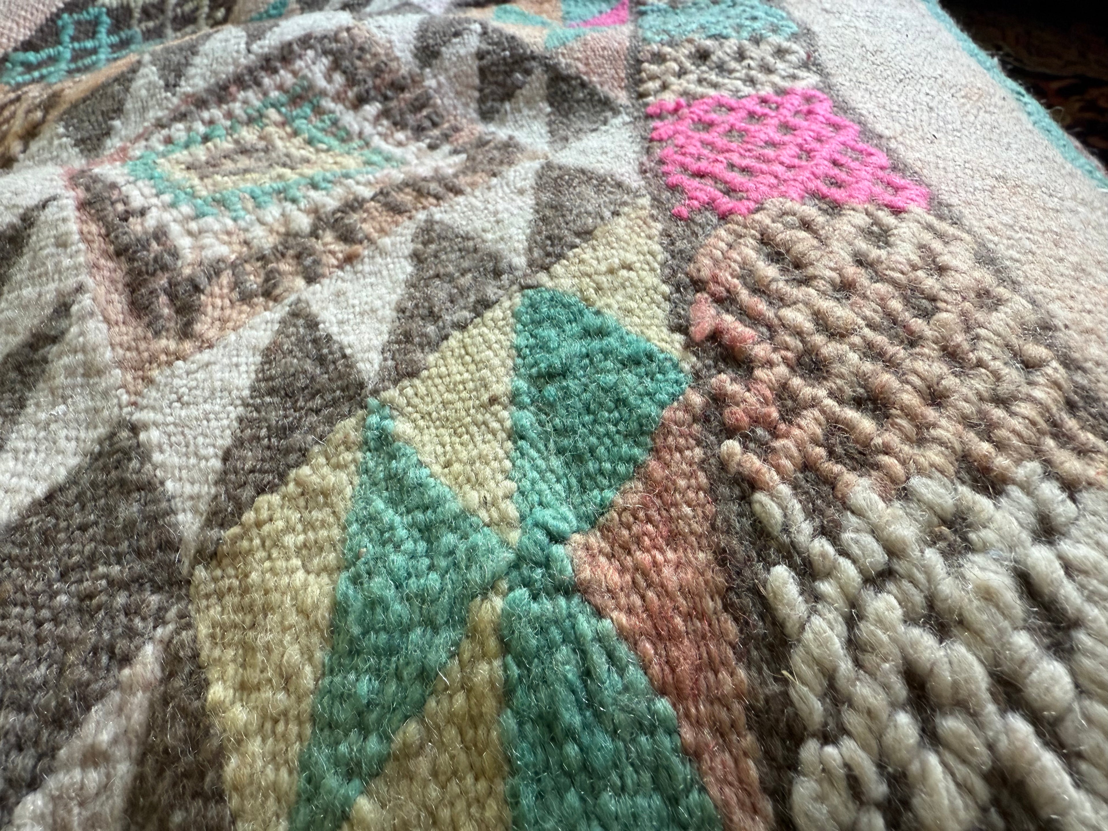 Poef van gebruikt vintage Marokkaans tapijt – handgemaakt – ca. 60 × 60 × 20 cm