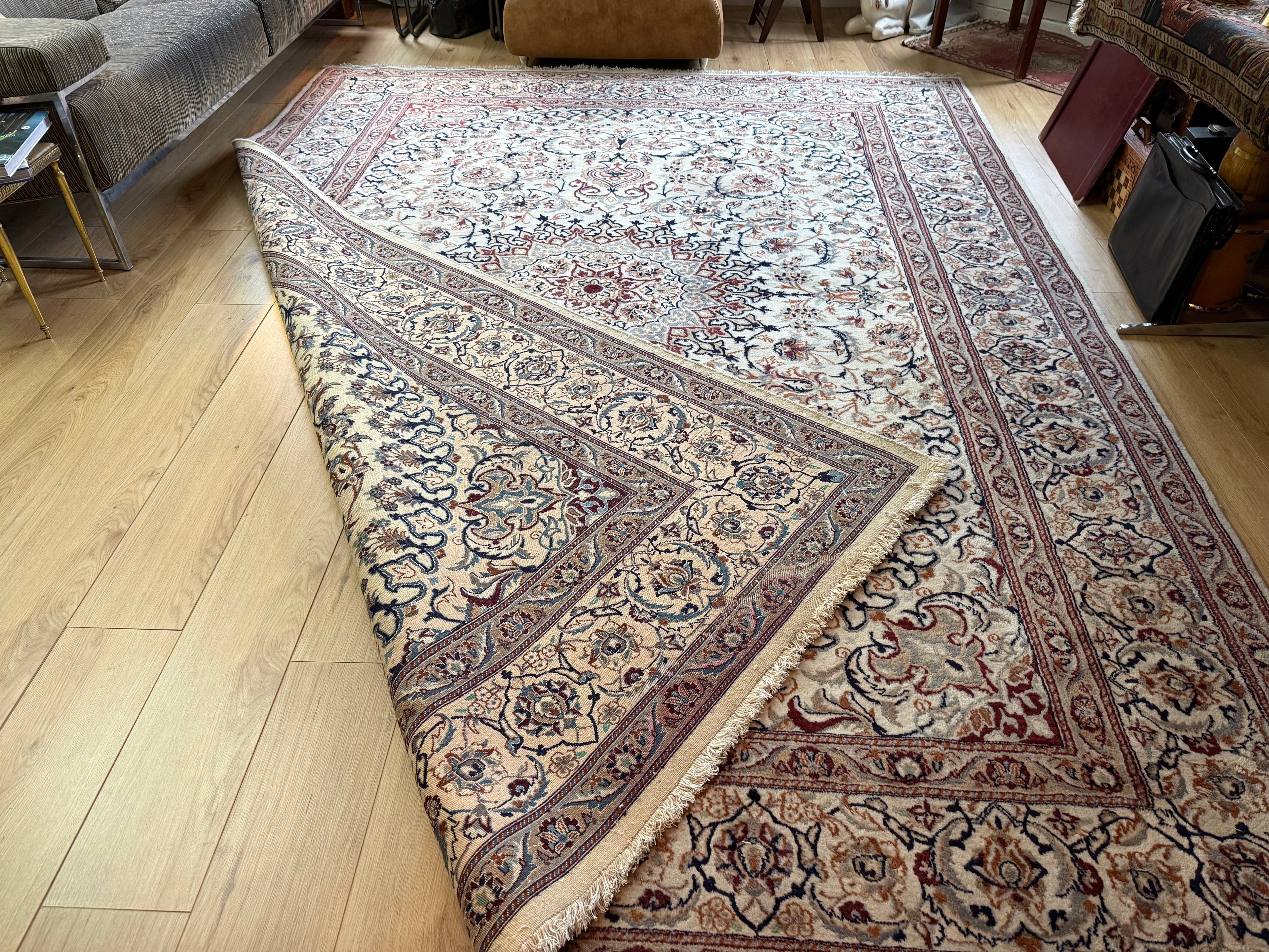 Tapete clássico nó à mão estilo Nain com medalhão – marfim & azul noite – 335 × 247 cm