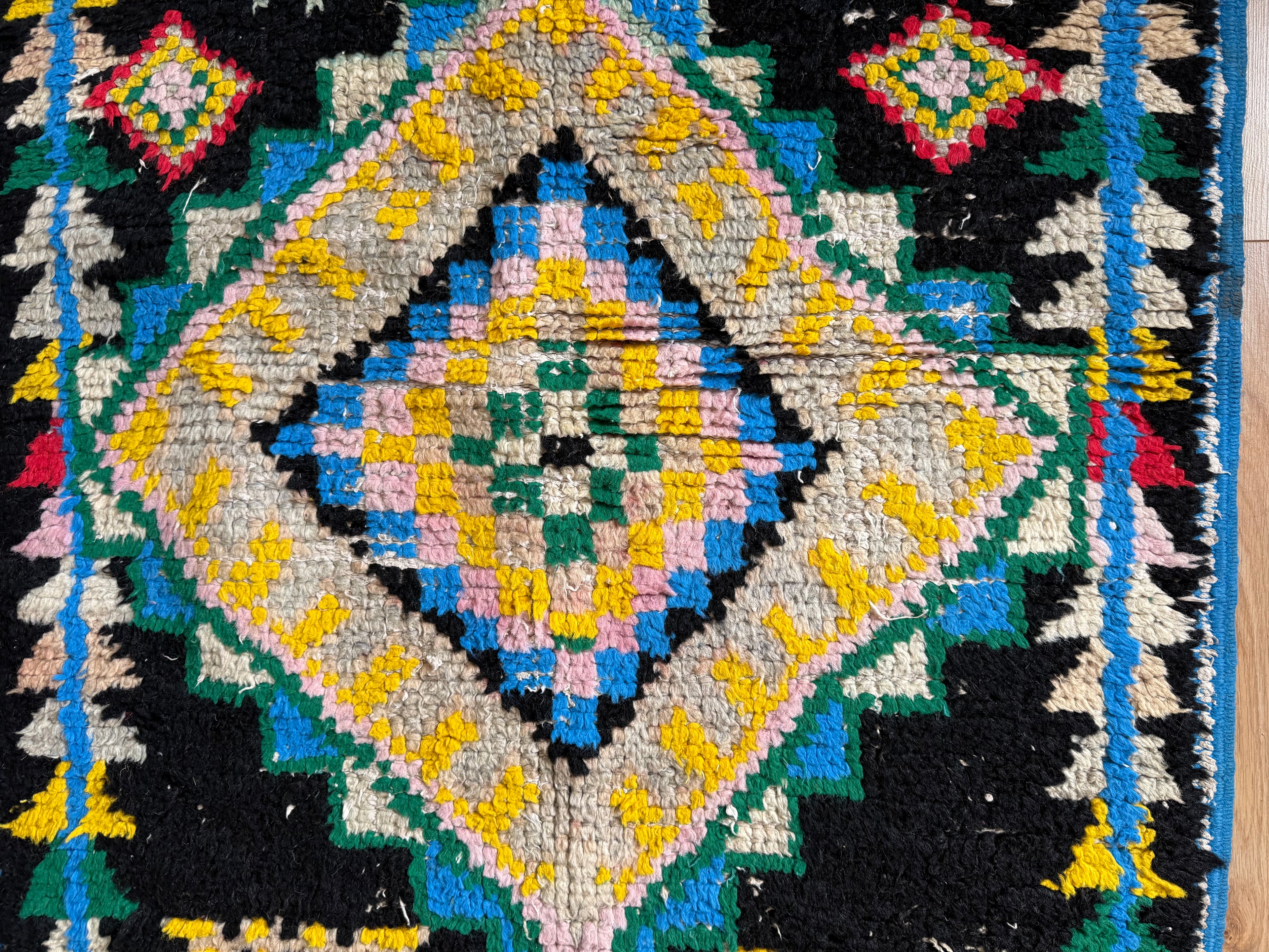 Handgeknoopt vintage tapijt Boucherouite loper uit Marokko– ca. 277 × 88 cm