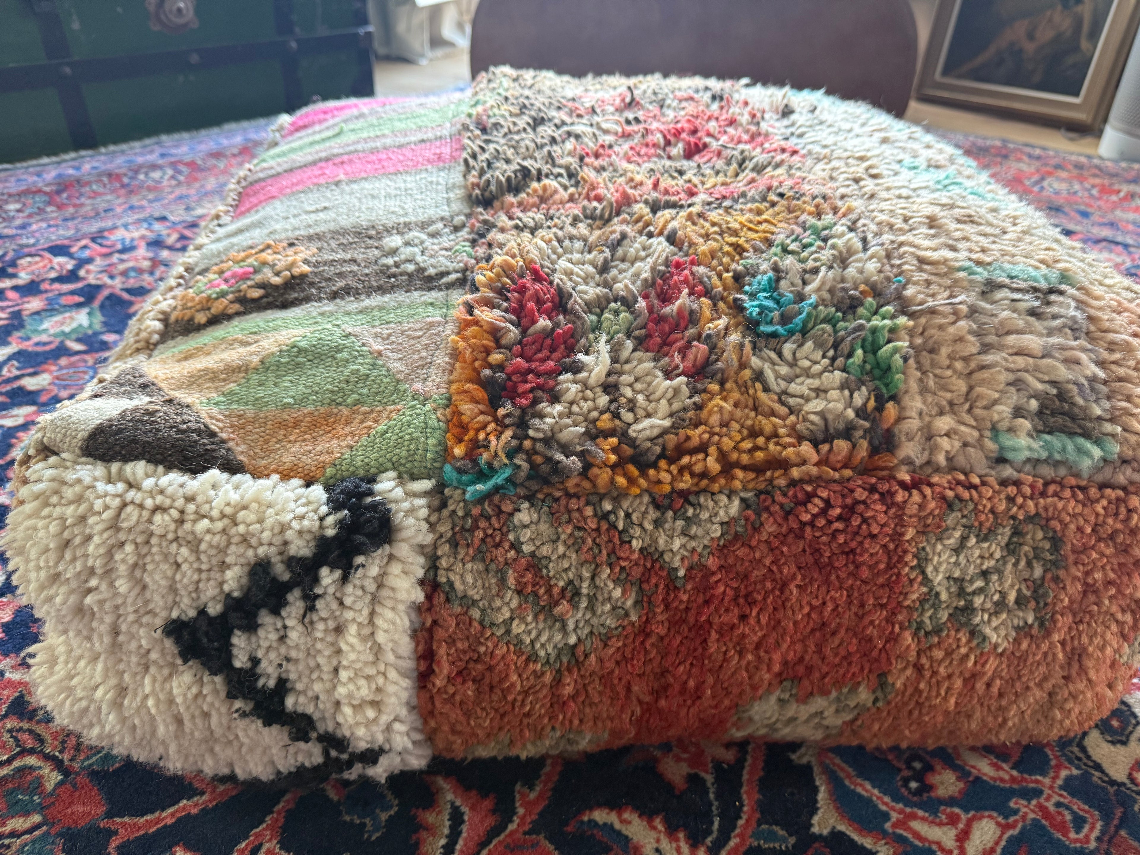 Poef van gebruikt vintage Marokkaans tapijt – handgemaakt – ca. 60 × 60 × 25 cm