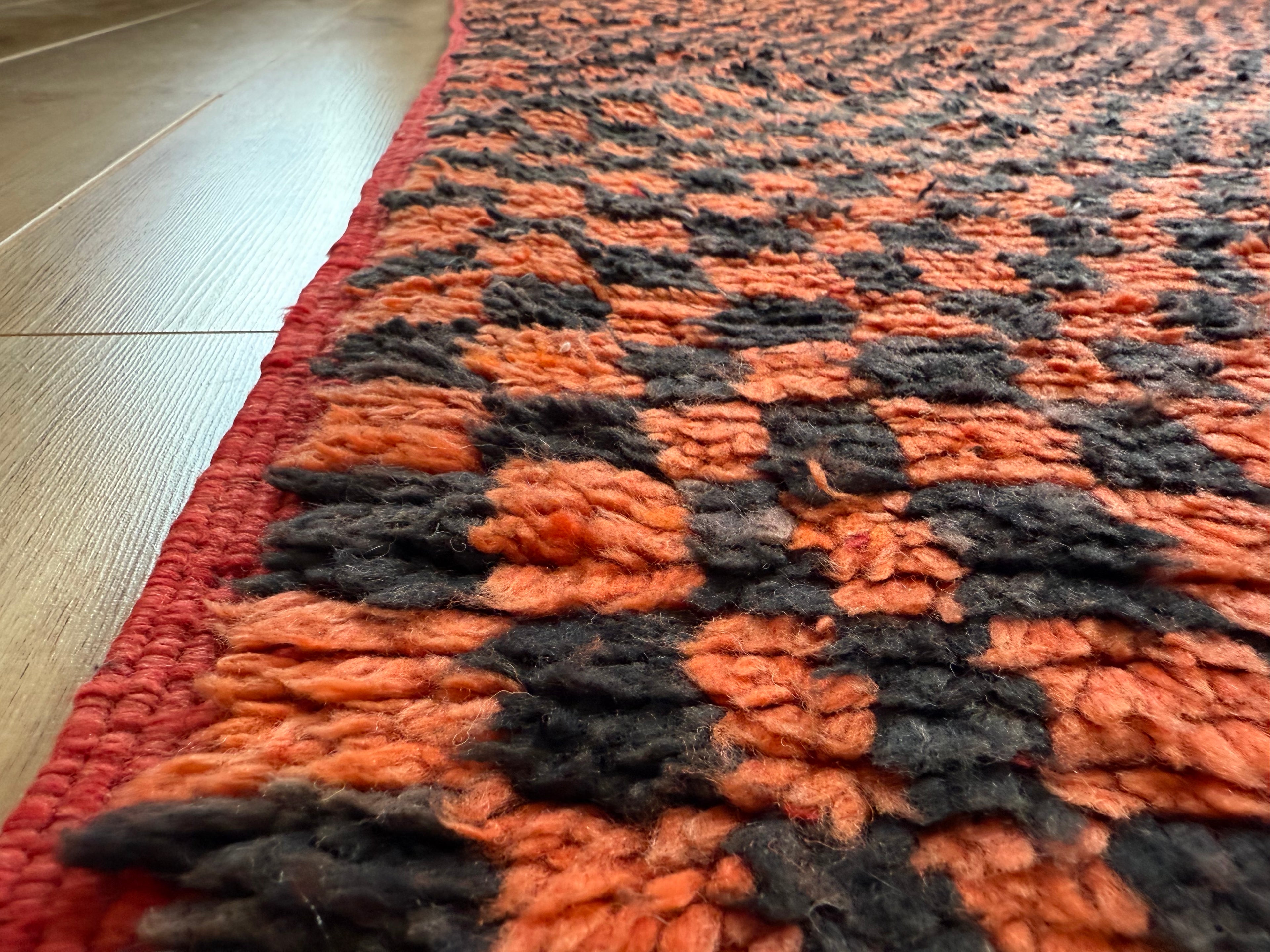 Grafisch vintage Berber tapijt in oranje & zwart – 272 × 147 cm