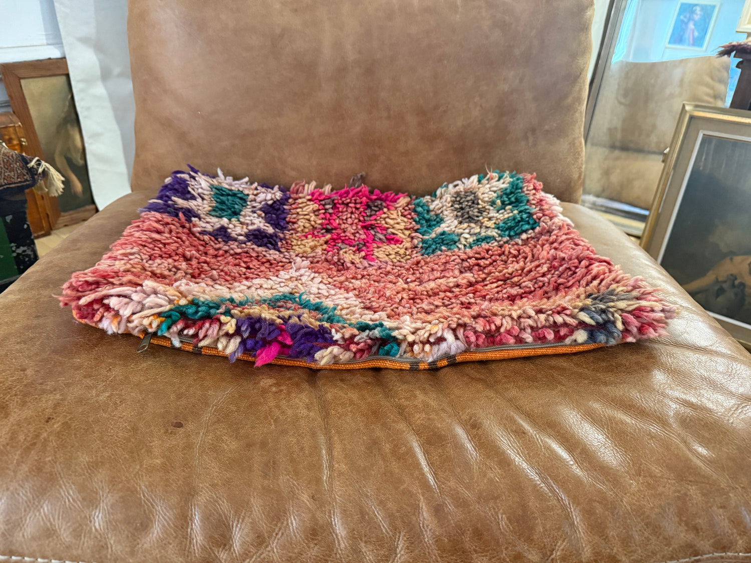 Almofada feita à mão de um tapete marroquino vintage – ca.60 × 40 cm