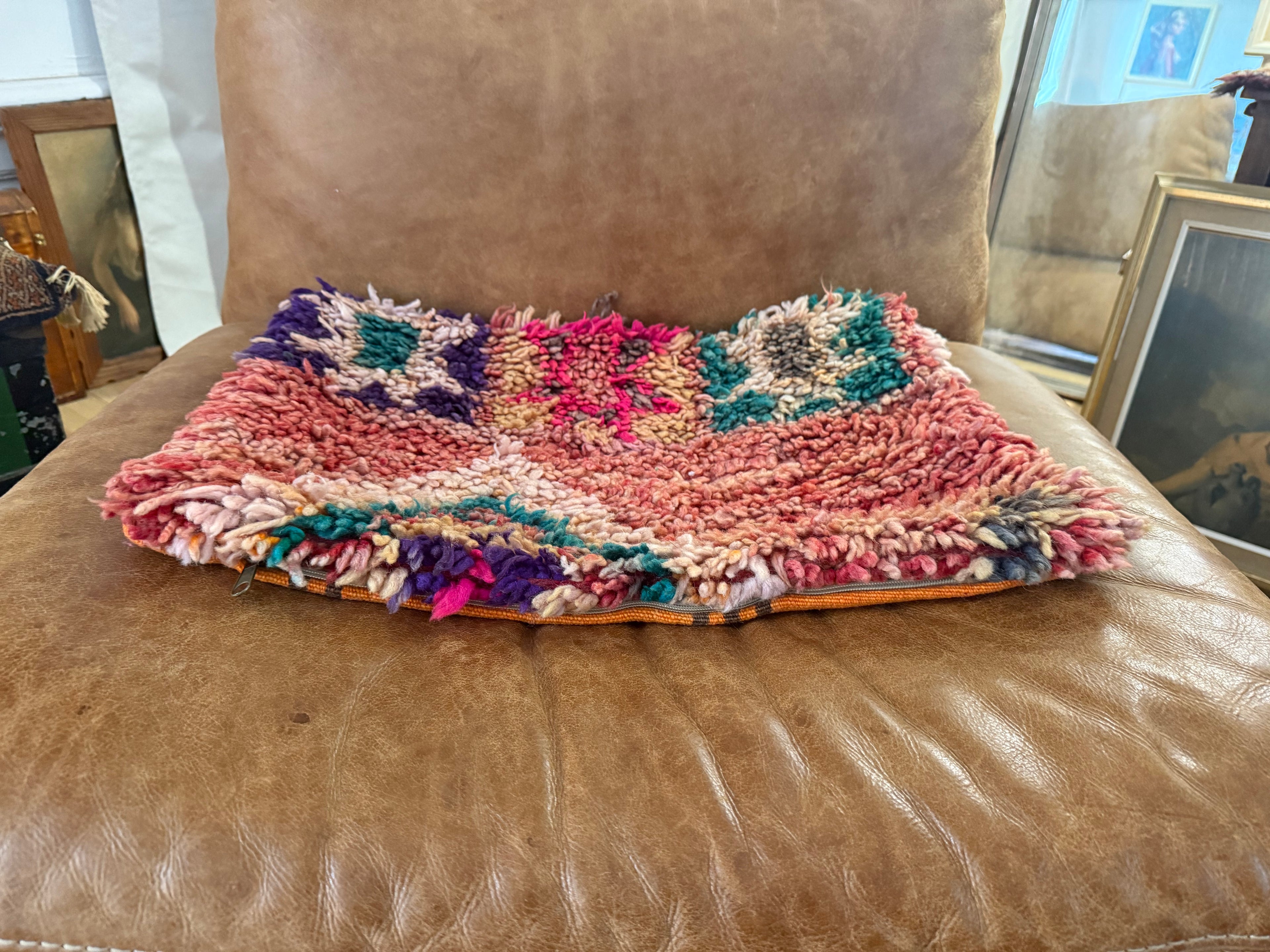 Handgemaakt kussen van een vintage Marokkaans tapijt – ca.60 × 40 cm