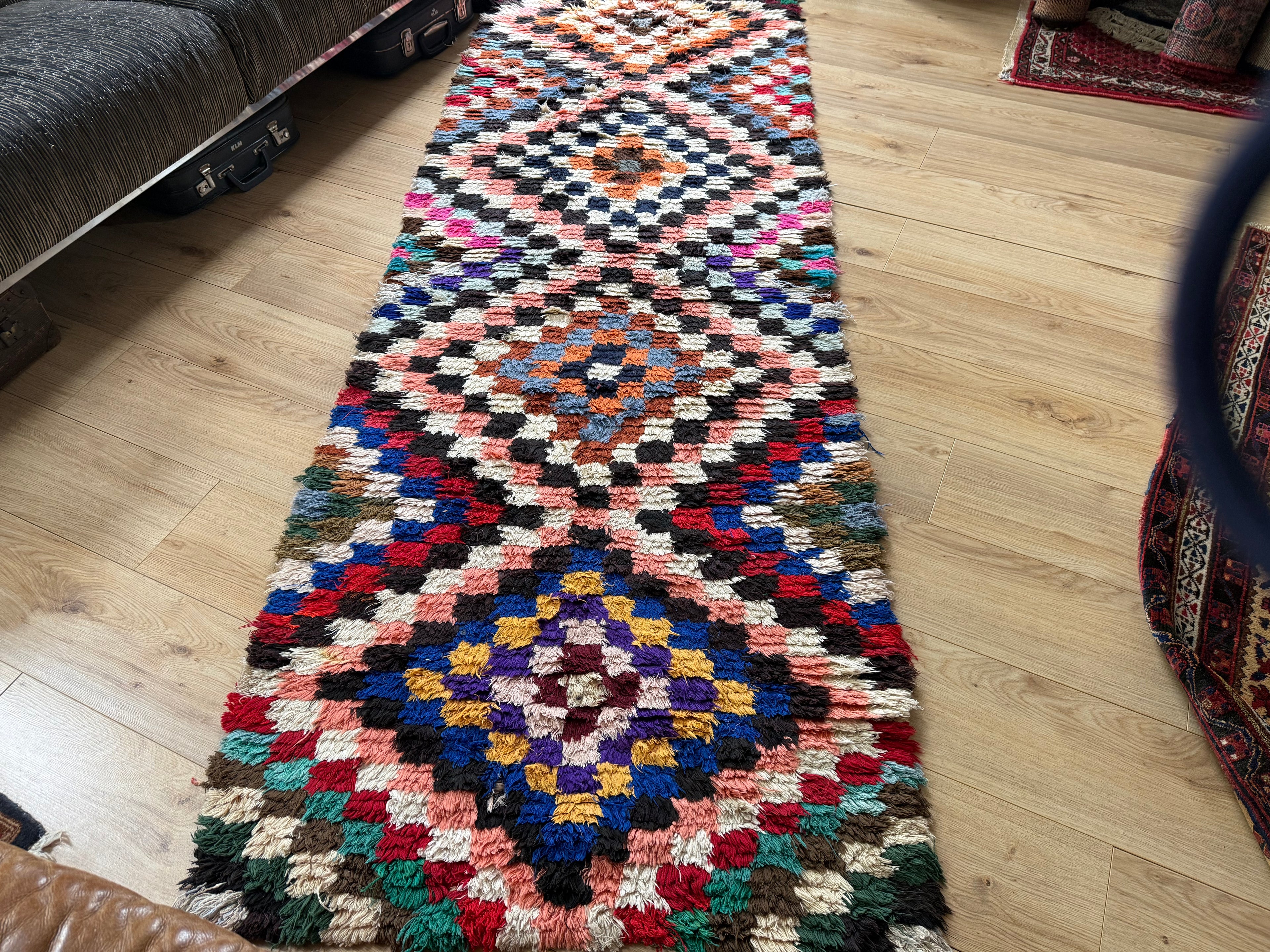 Handgeknoopt vintage tapijt – Boucherouite-stijl – ca. 91 × 253 cm.