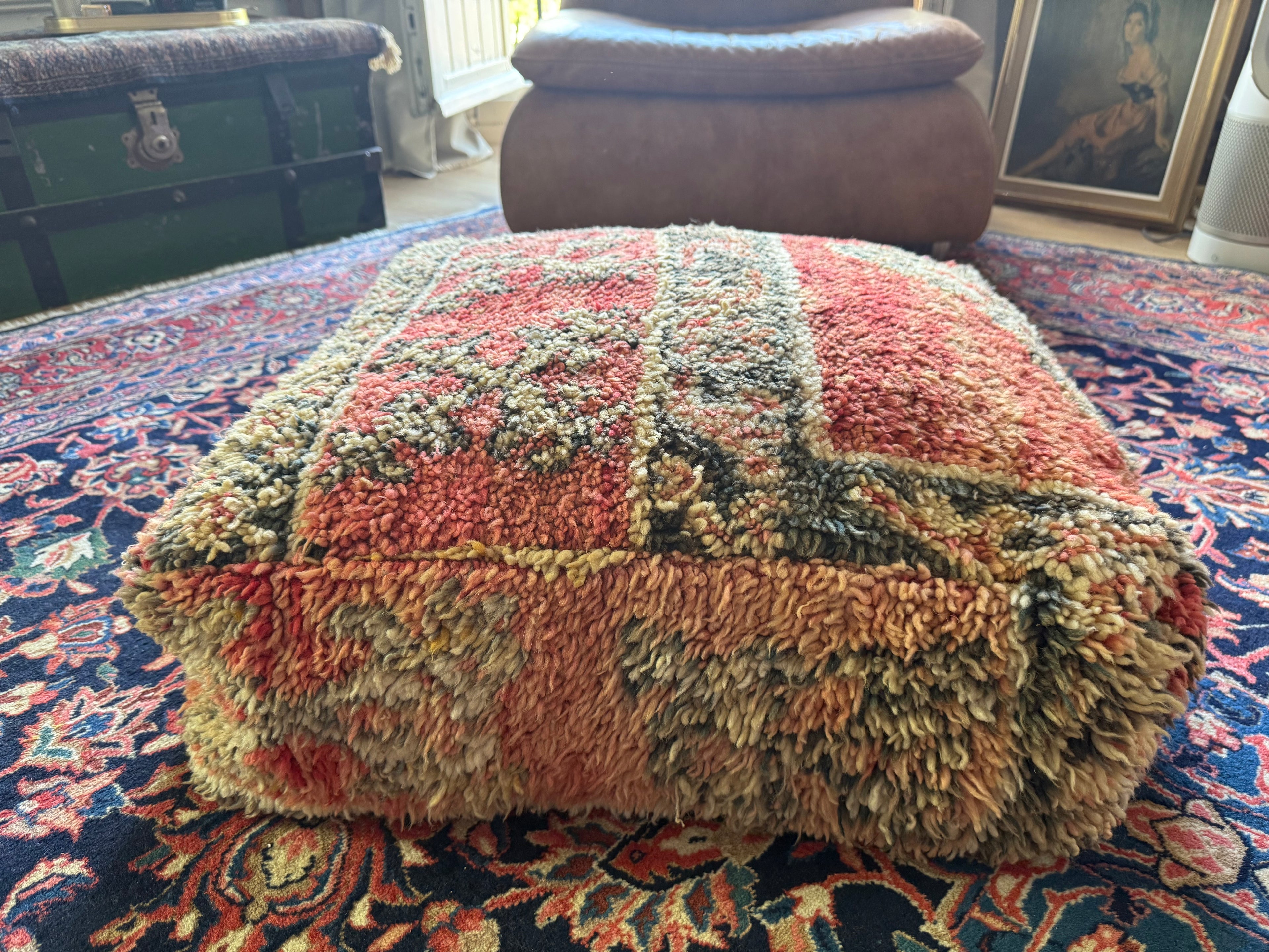 Poef van gebruikt vintage Marokkaans tapijt – handgemaakt – ca. 60 × 60 × 25 cm