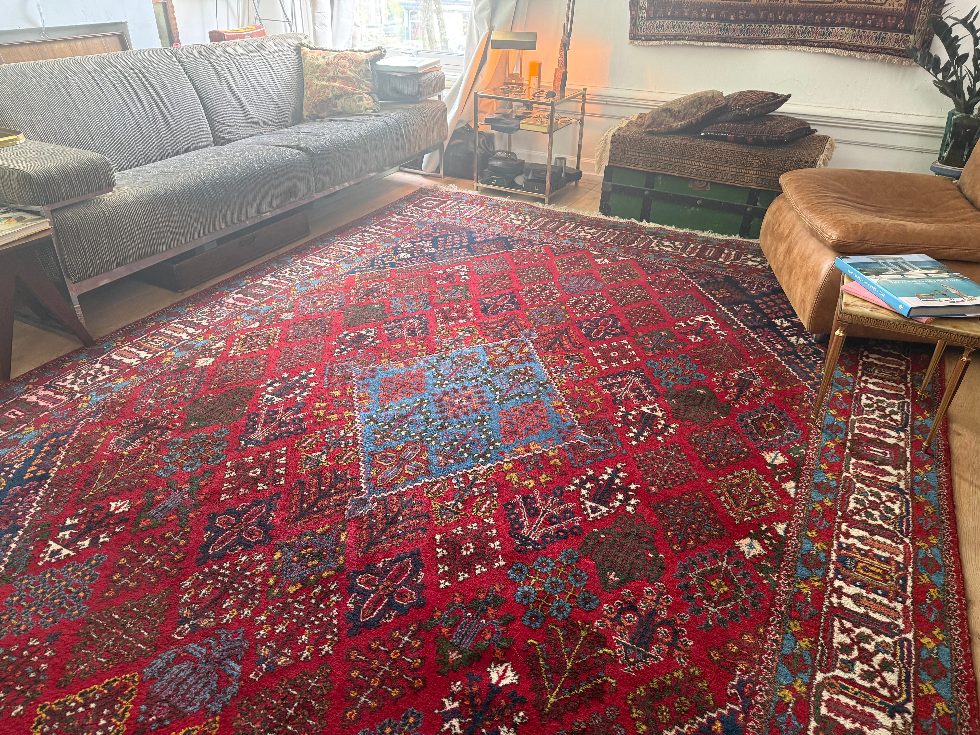 Groot vintage tribaal tapijt 355 × 241 cm – rood veld met blauw medaillon