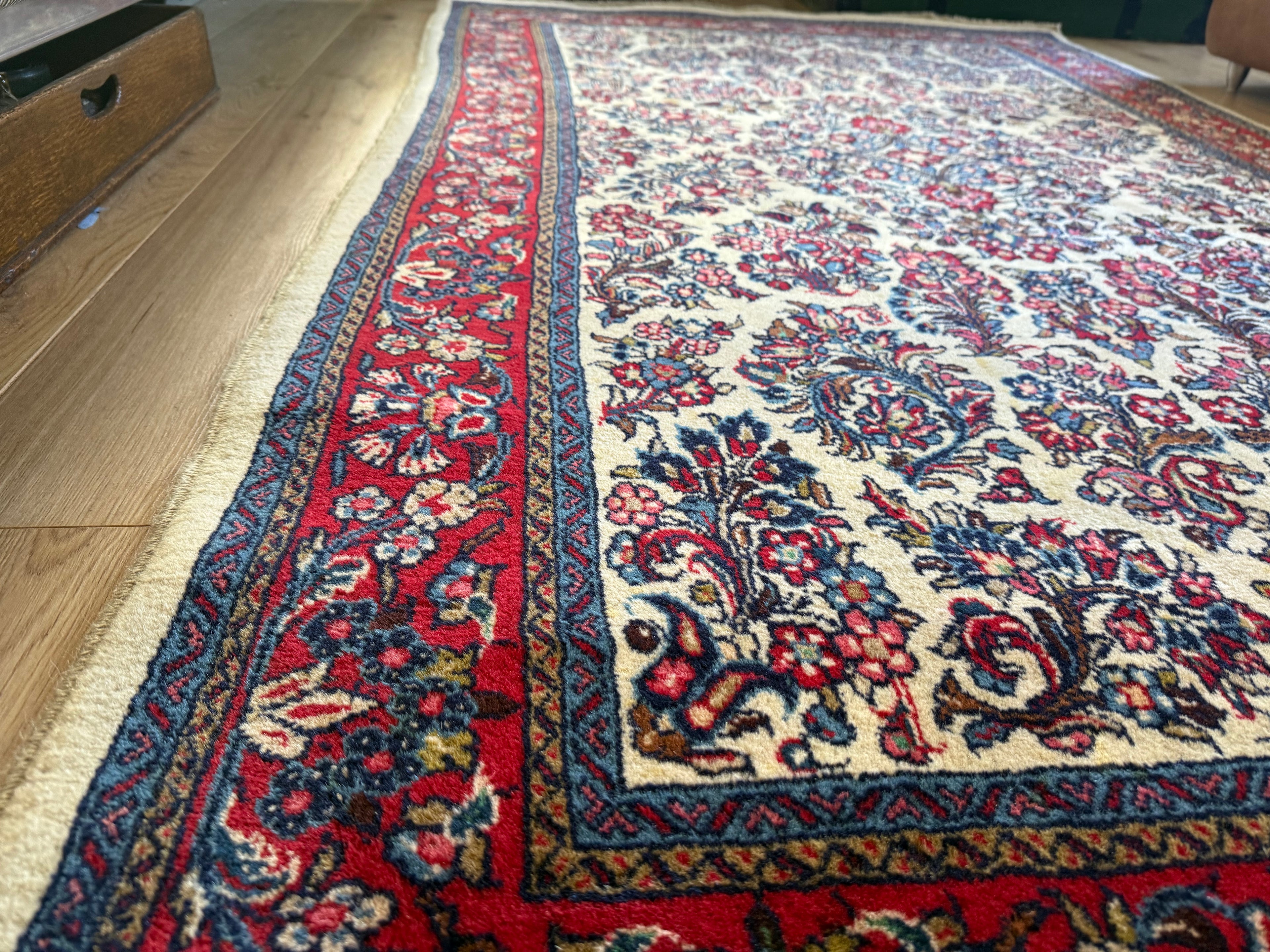 Vintage handgeknoopt klassiek tapijt met ivoor veld en florale patronen – 218 × 131 cm