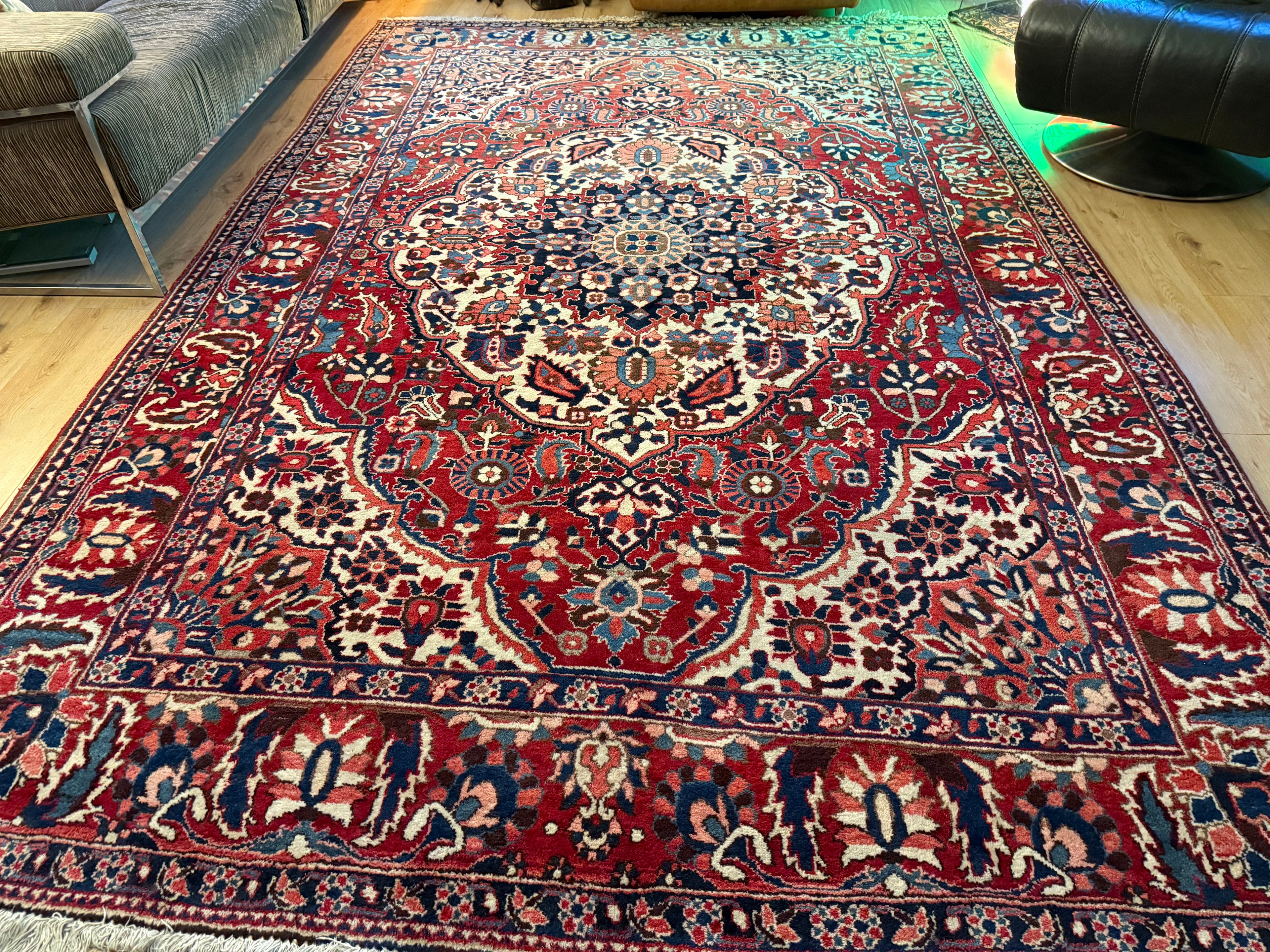 Vintage handgeknoopt tapijt 320 × 220 cm – klassiek rood met ivoor en donkerblauw