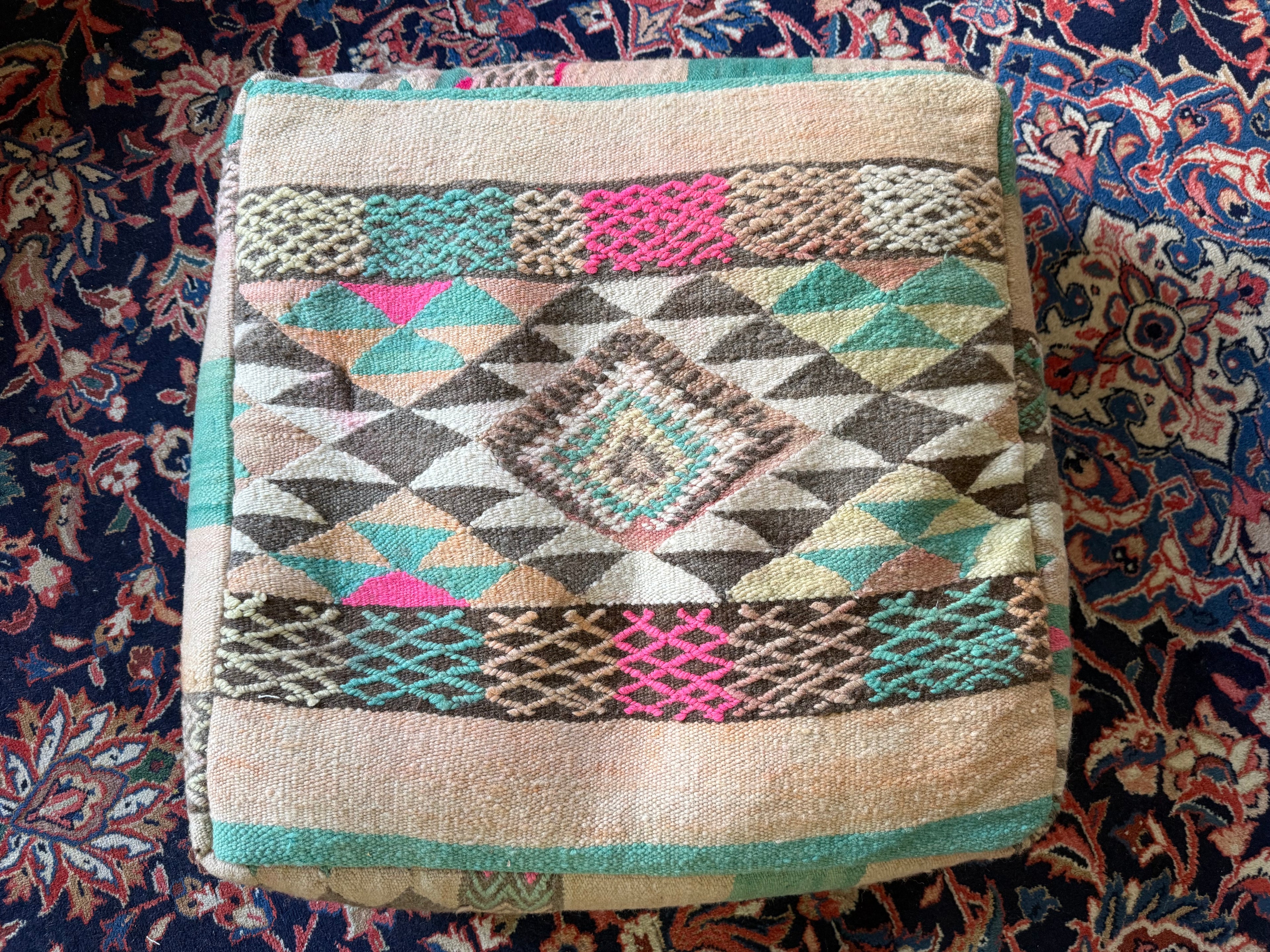 Poef van gebruikt vintage Marokkaans tapijt – handgemaakt – ca. 60 × 60 × 20 cm