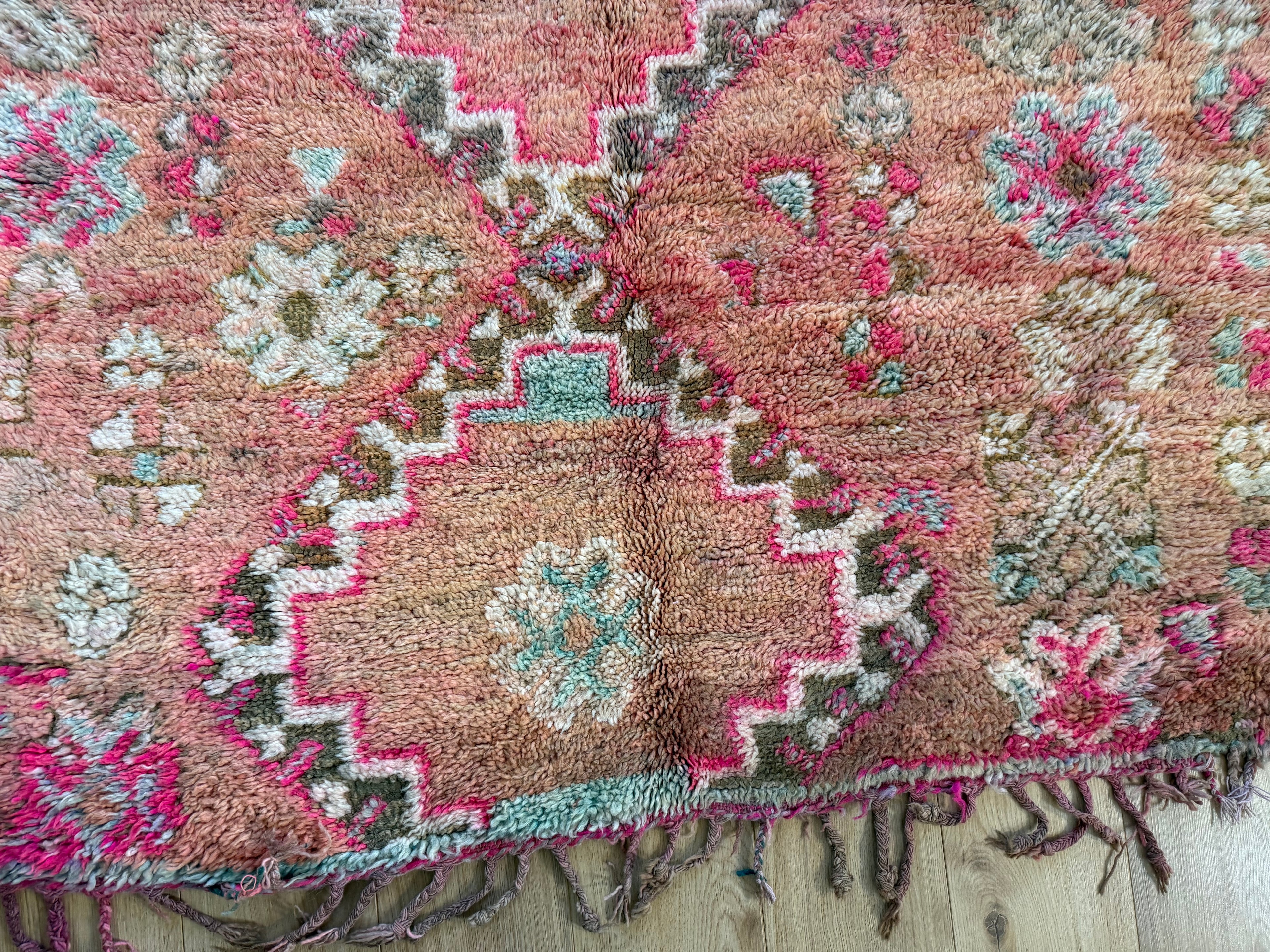 Vintage handgeknoopt tapijt – warm pastel & roze – ca. 303 × 182 cm