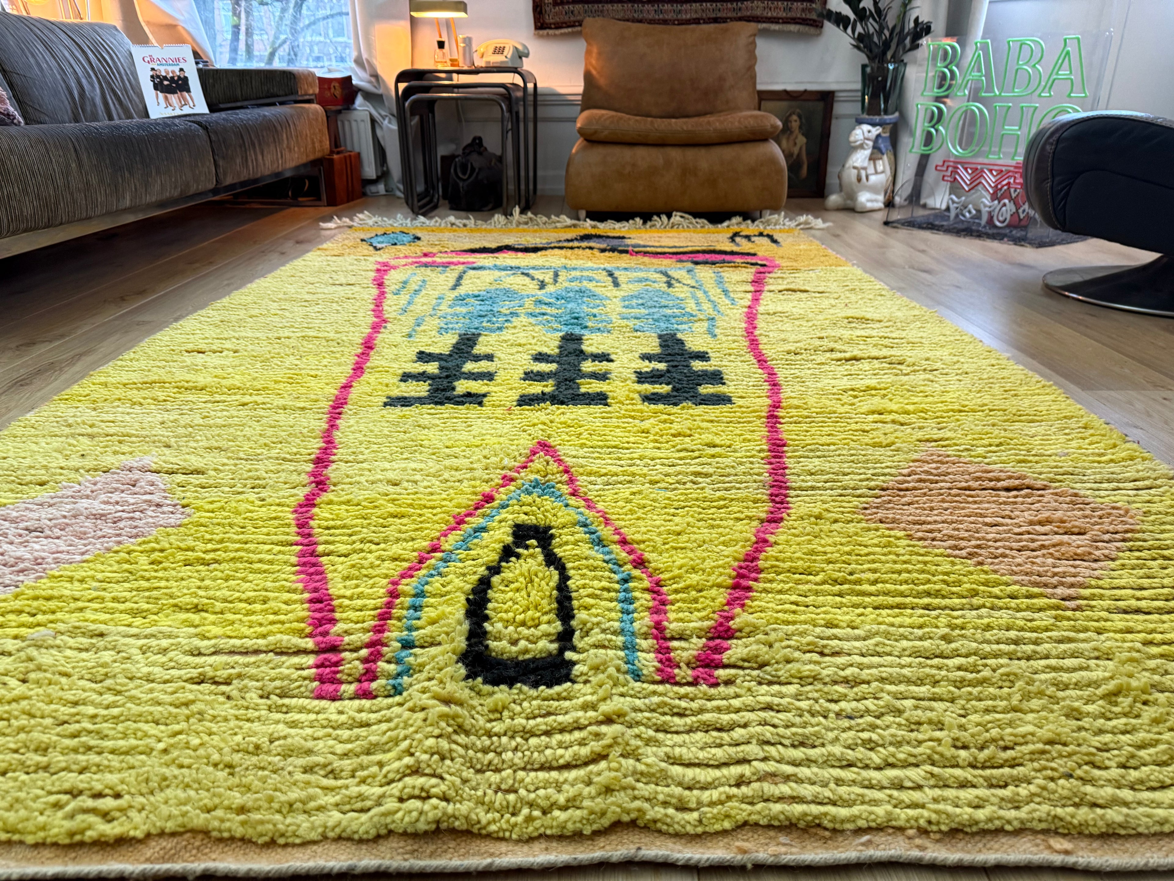 Expressief Marokkaans Berber tapijt met symbolisch design – ca. 287 × 168 cm