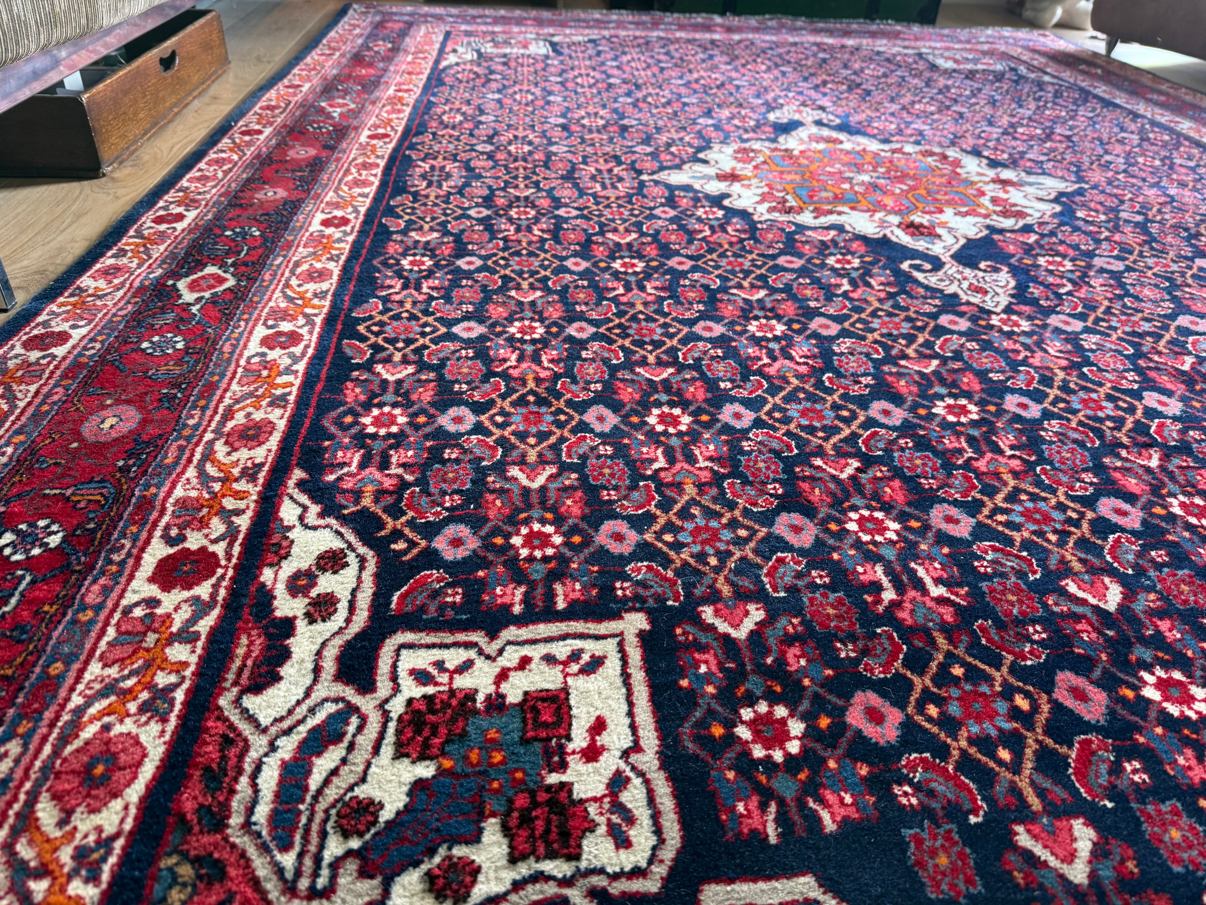 Groot handgeknoopt vintage tapijt – donkerblauw veld met medaillon – 305 × 209 cm