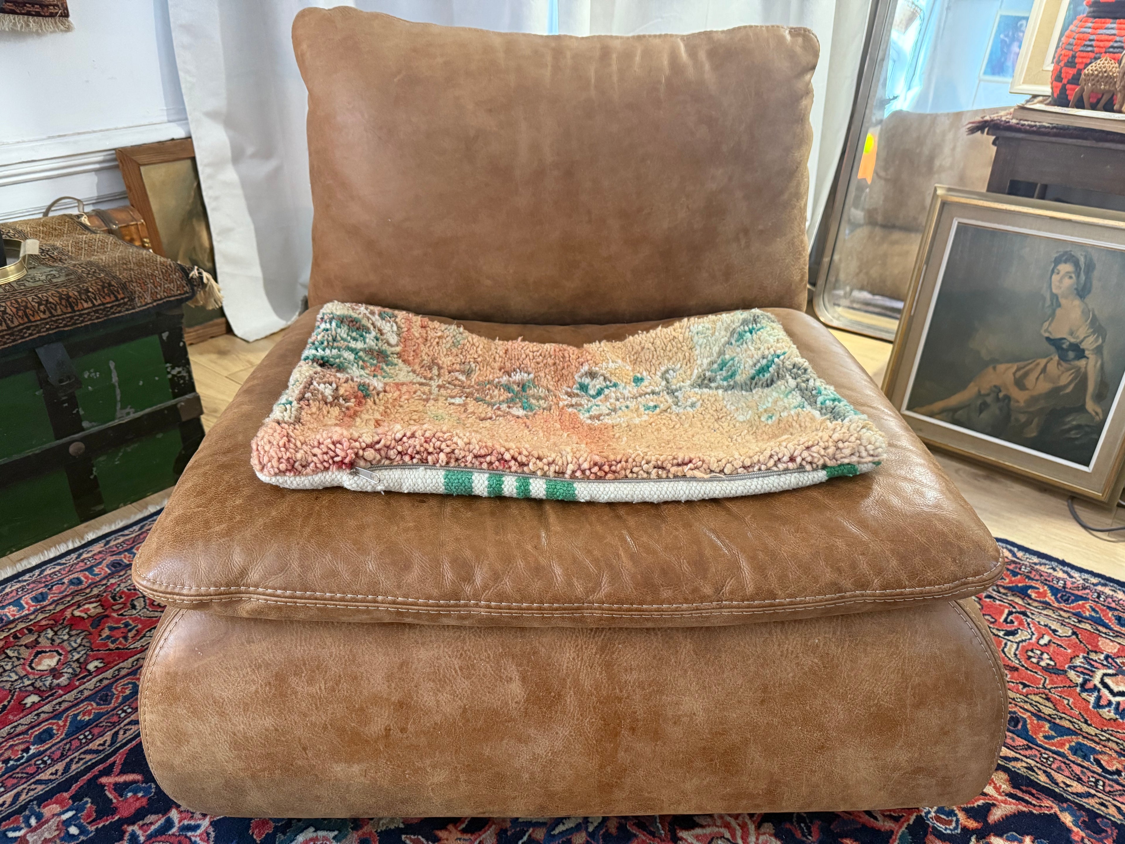 Handgemaakt kussen van een vintage Marokkaans tapijt – ca. 60 × 40 cm