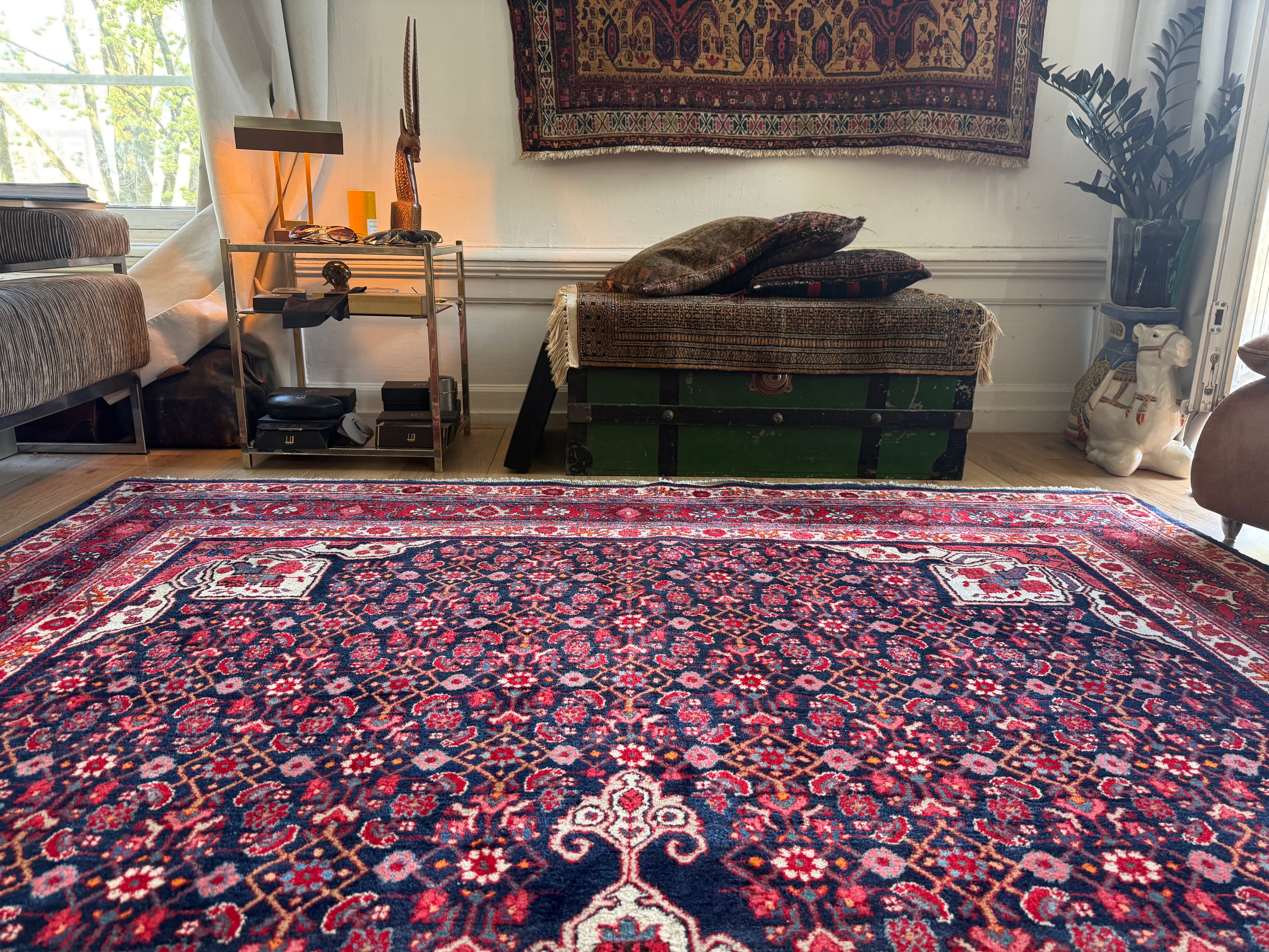 Groot handgeknoopt vintage tapijt – donkerblauw veld met medaillon – 305 × 209 cm