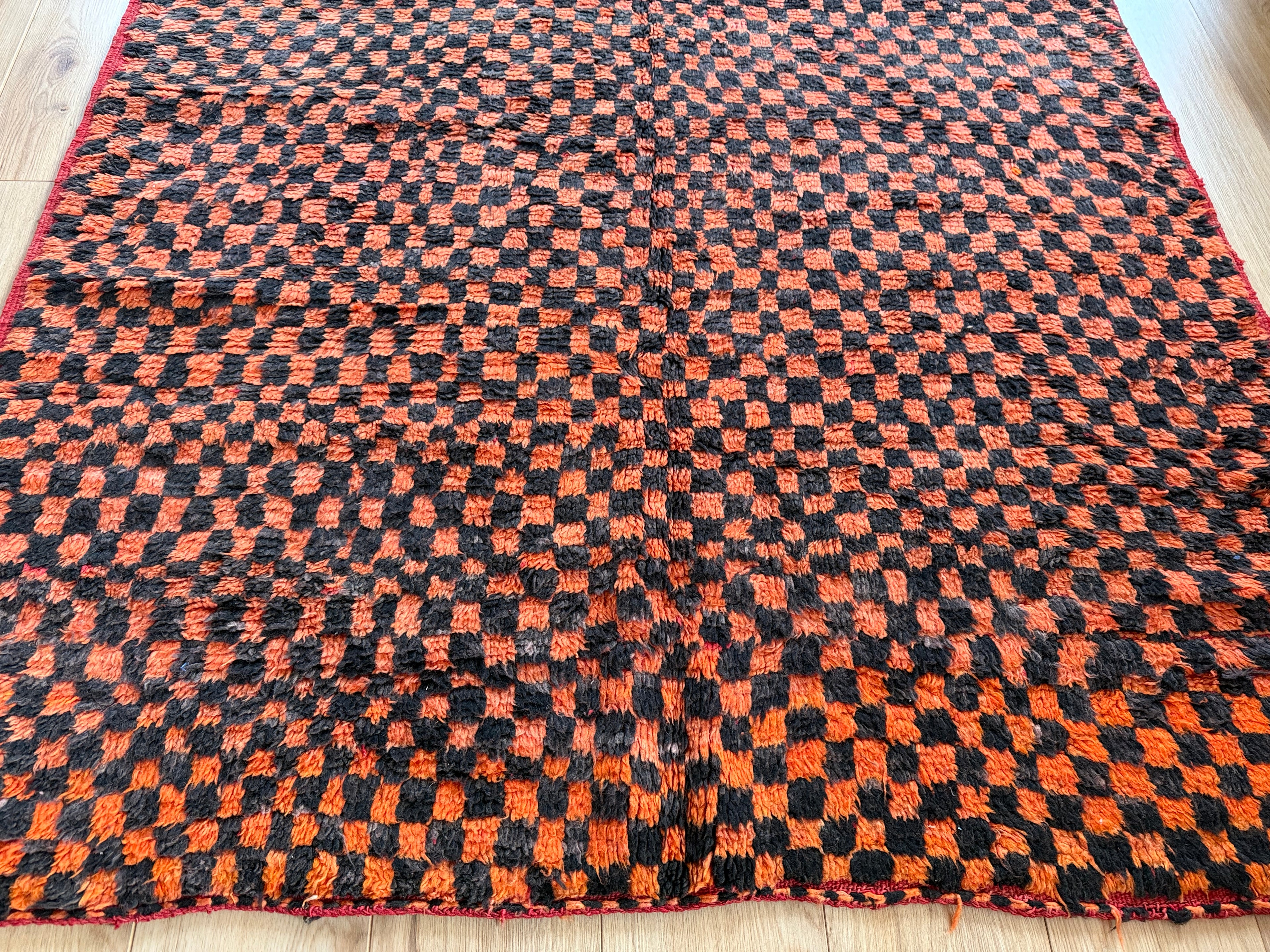 Grafisch vintage Berber tapijt in oranje & zwart – 272 × 147 cm