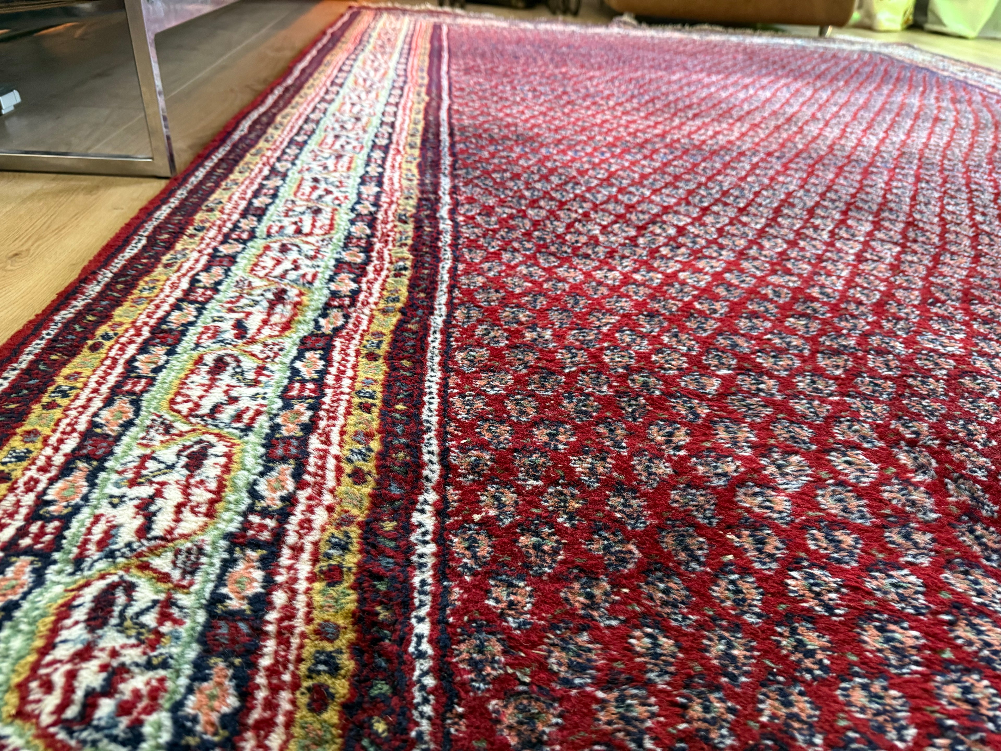 Dieprood handgeknoopt tapijt met boteh-motief – ca. 296 × 197 cm