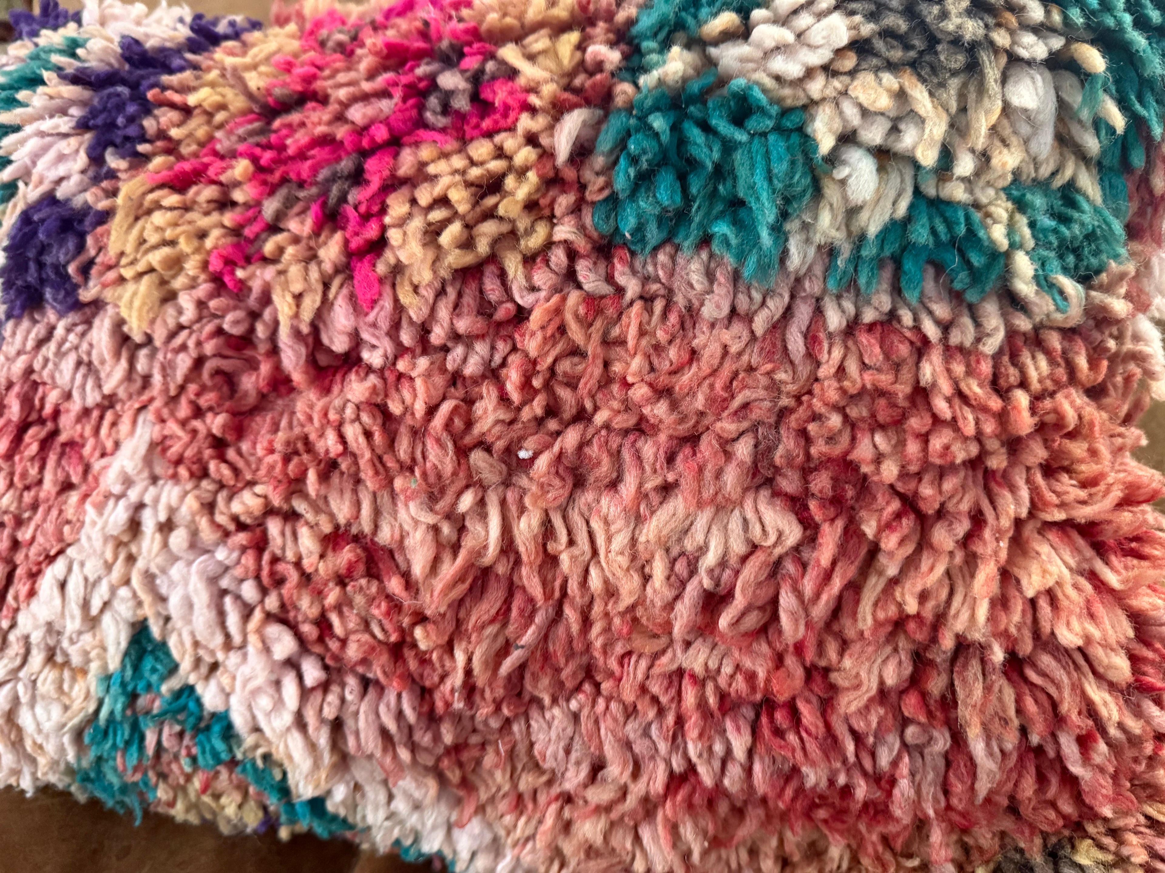 Handgemaakt kussen van een vintage Marokkaans tapijt – ca.60 × 40 cm