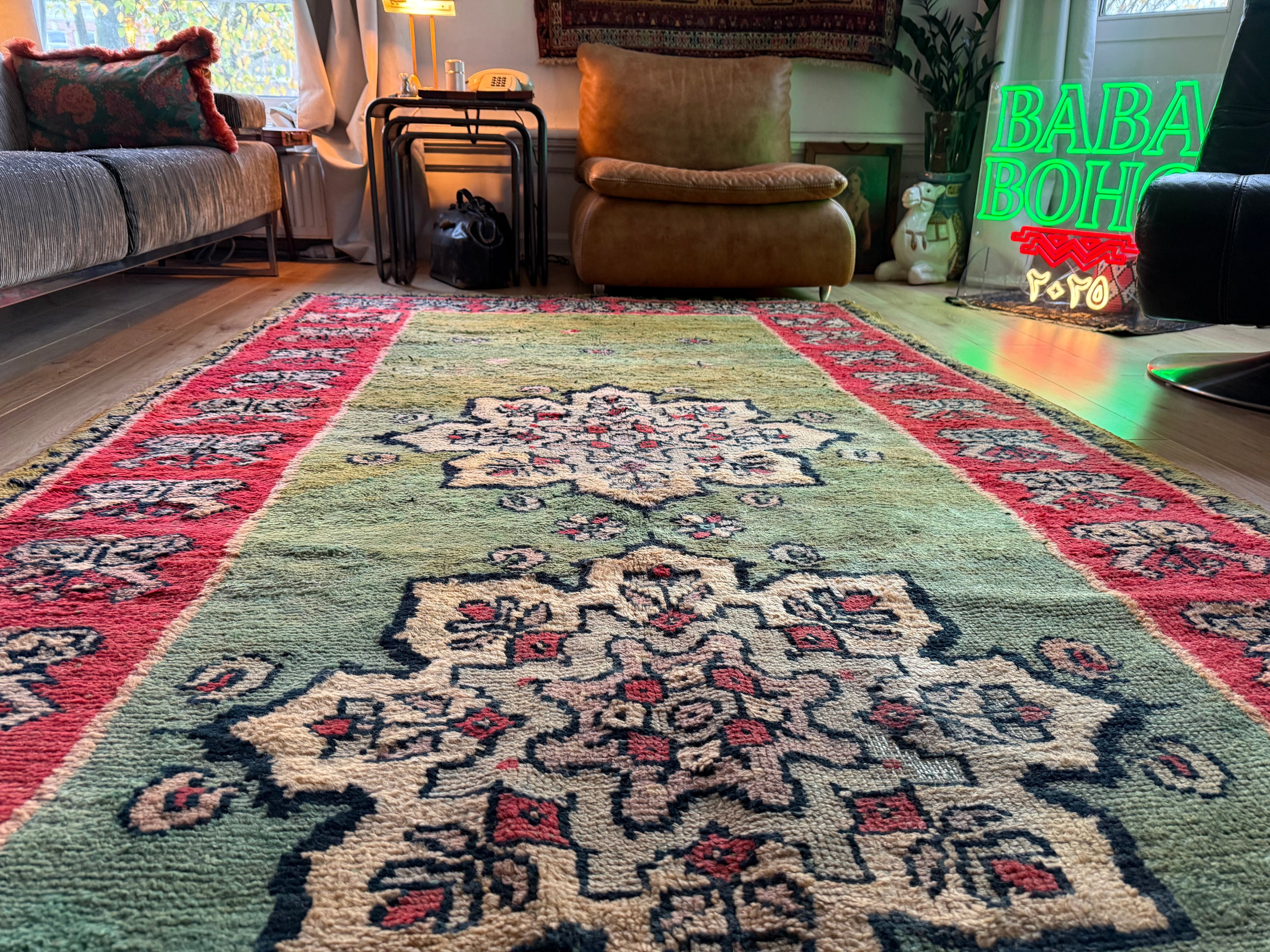 Vintage Marokkaans tapijt met zeldzaam groen veld – handgeknoopt wol (362 × 172 cm)