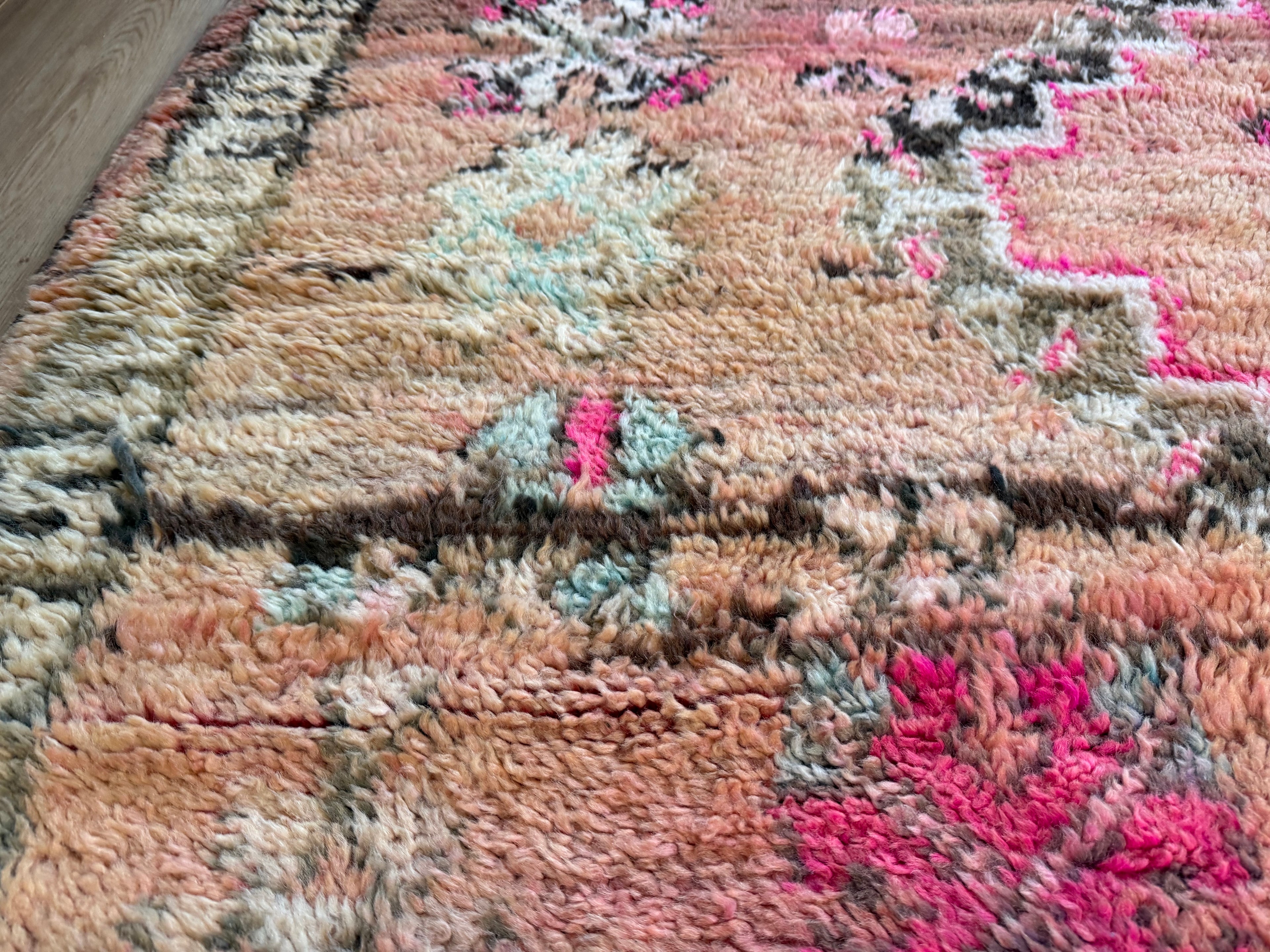 Vintage handgeknoopt tapijt – warm pastel & roze – ca. 303 × 182 cm