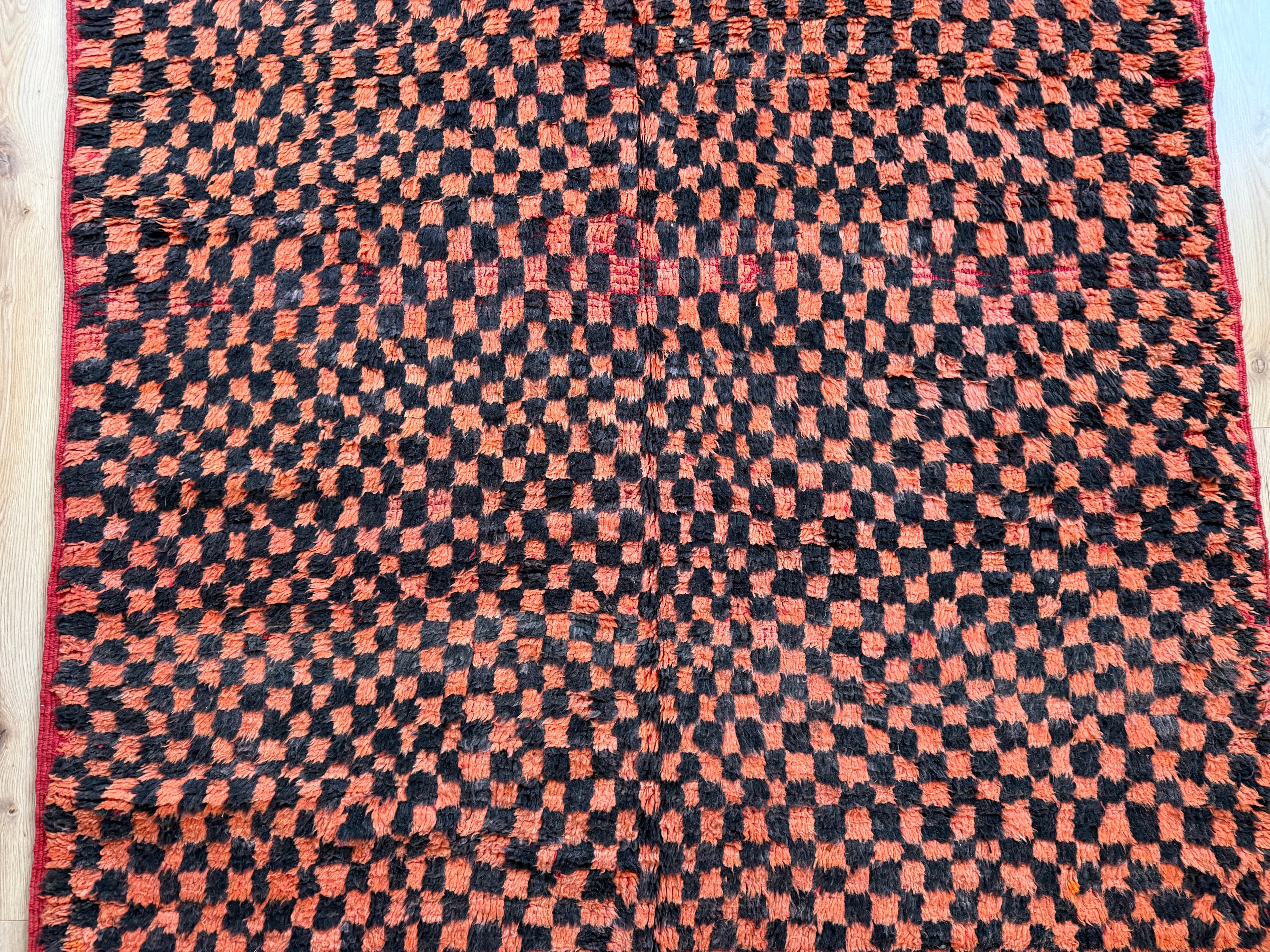 Grafisch vintage Berber tapijt in oranje & zwart – 272 × 147 cm