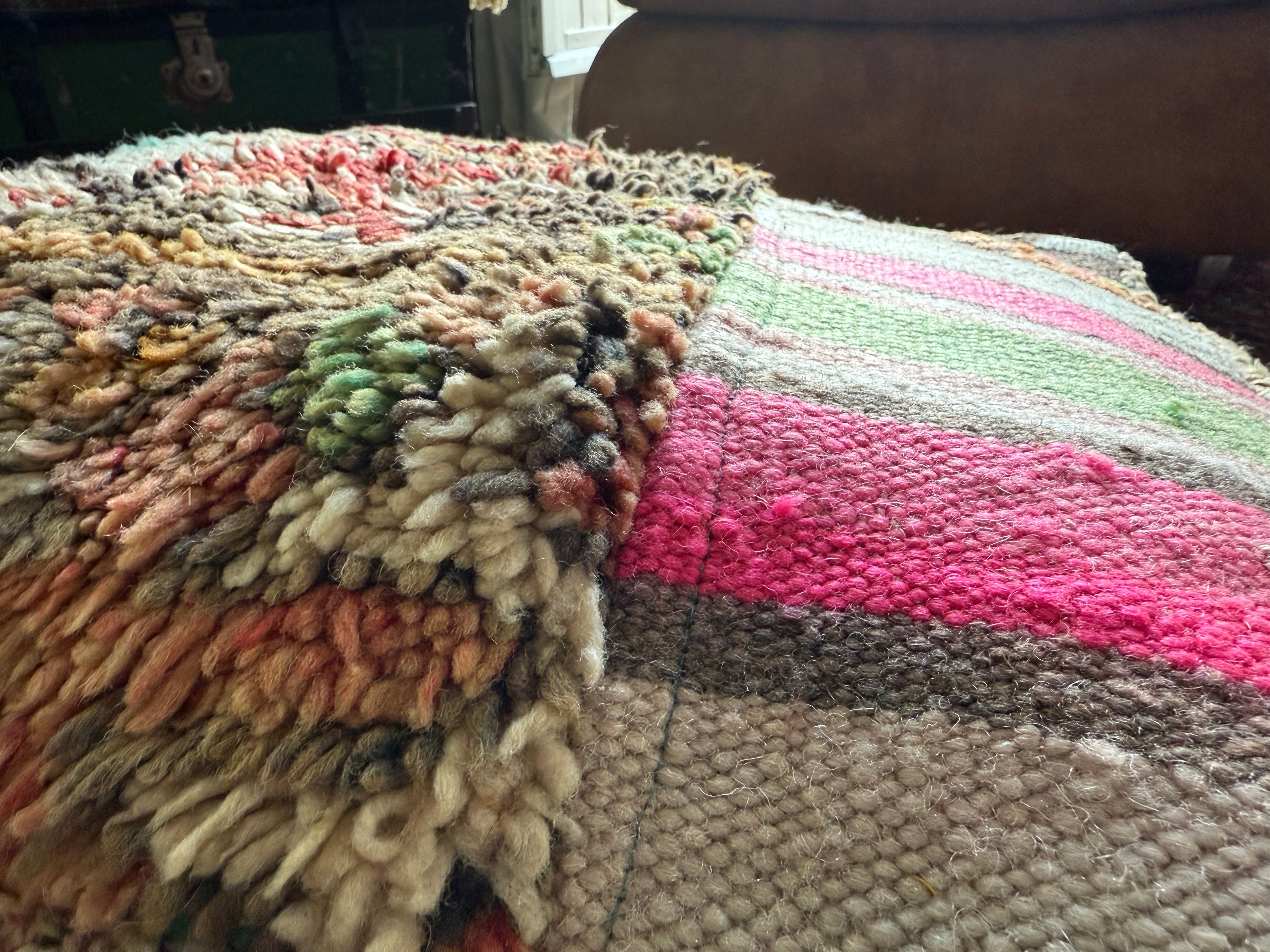 Poef van gebruikt vintage Marokkaans tapijt – handgemaakt – ca. 60 × 60 × 25 cm