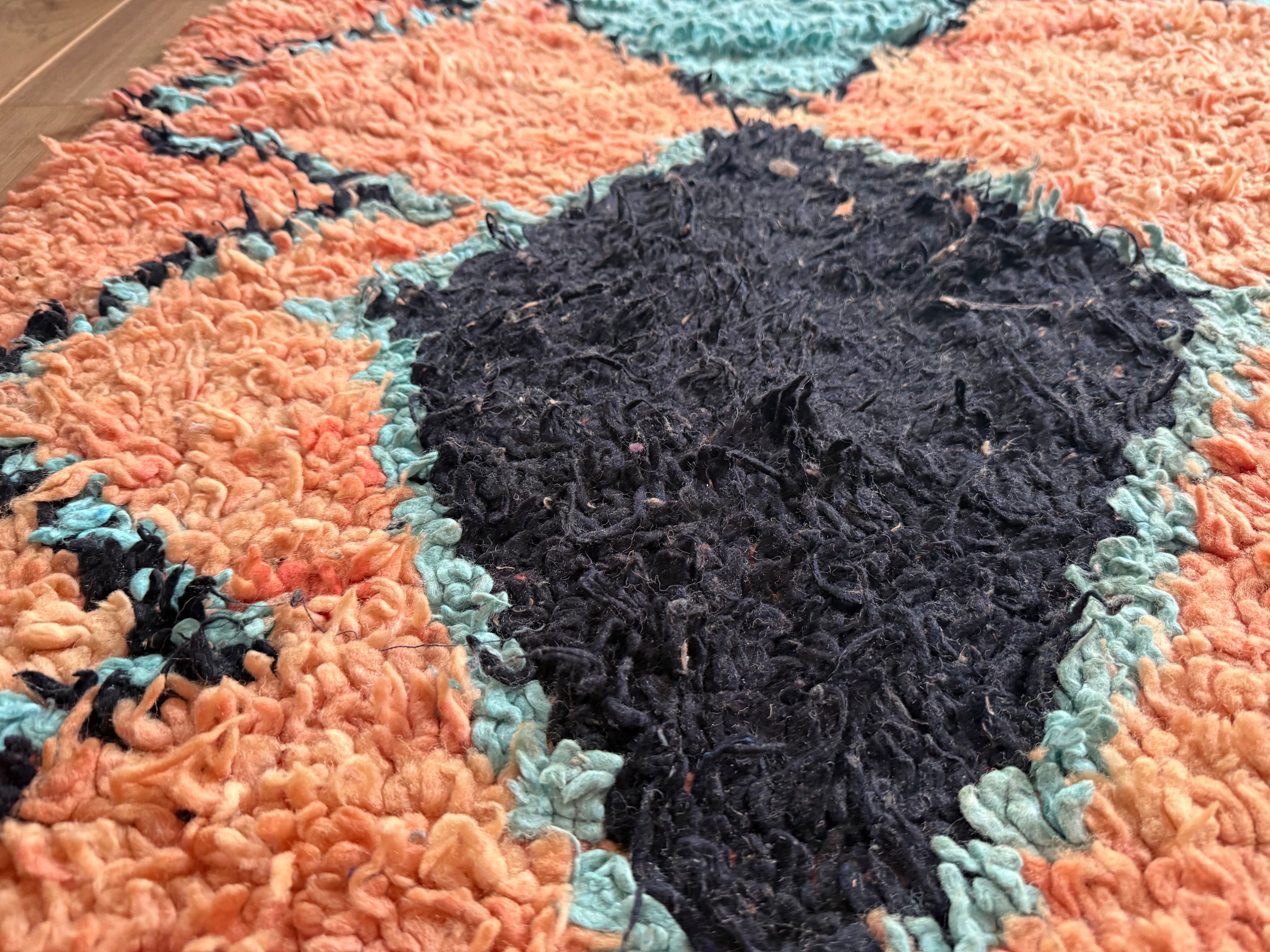 Tapete marroquino vintage Boucherouite – 355 × 178 cm – design gráfico de losangos em salmão, turquesa e preto