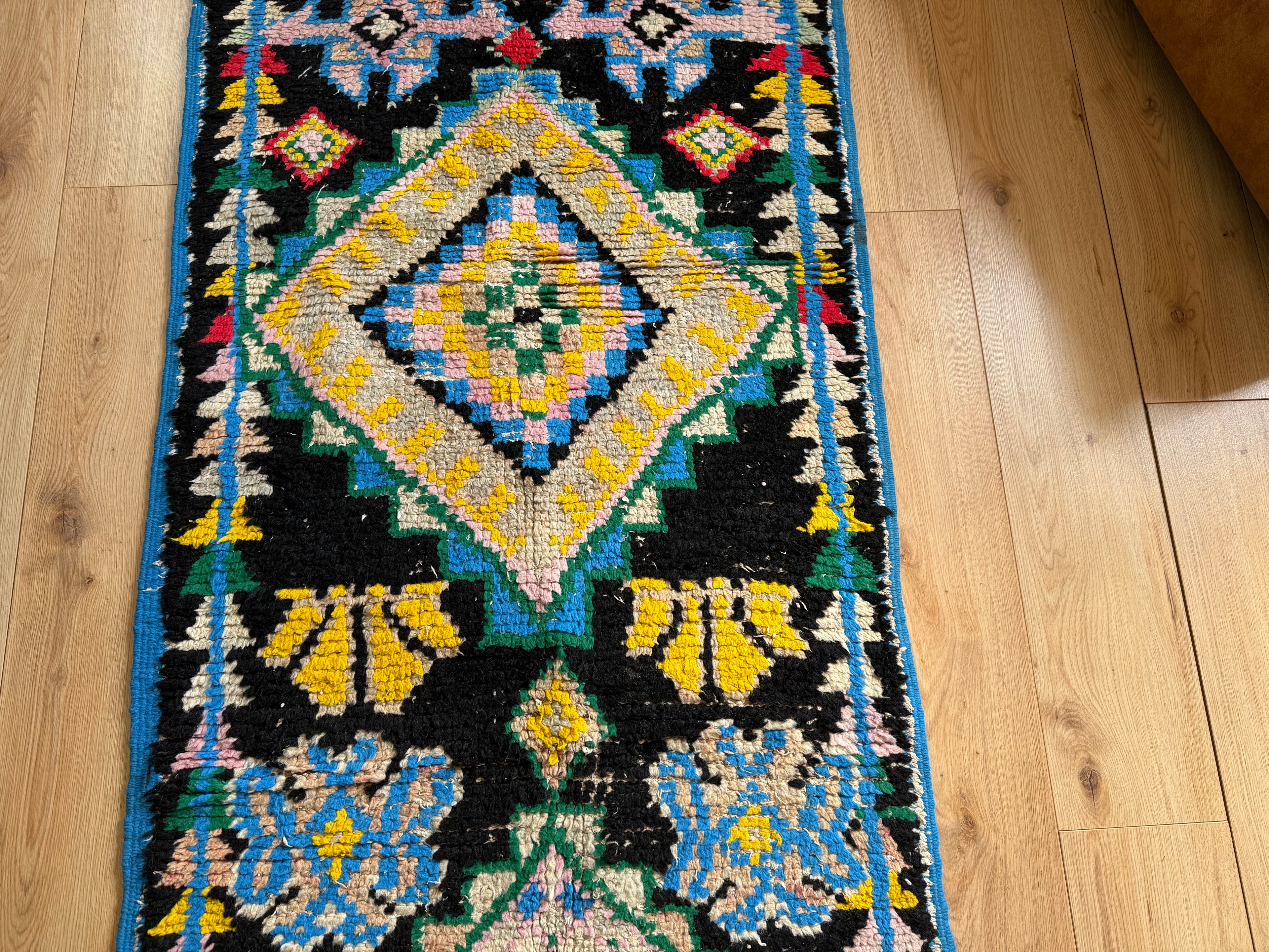 Handgeknoopt vintage tapijt Boucherouite loper uit Marokko– ca. 277 × 88 cm