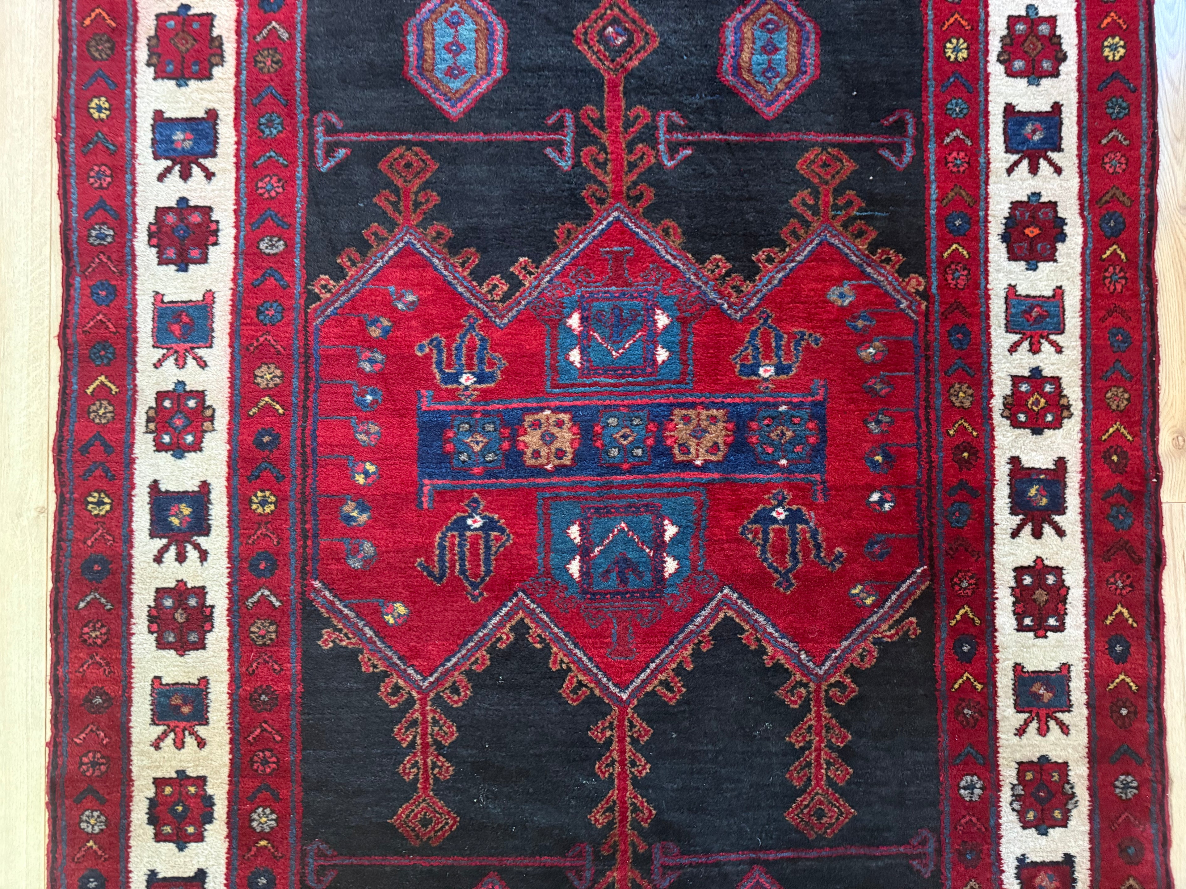 Antiek tribaal handgeknoopt tapijt – 217 × 140 cm