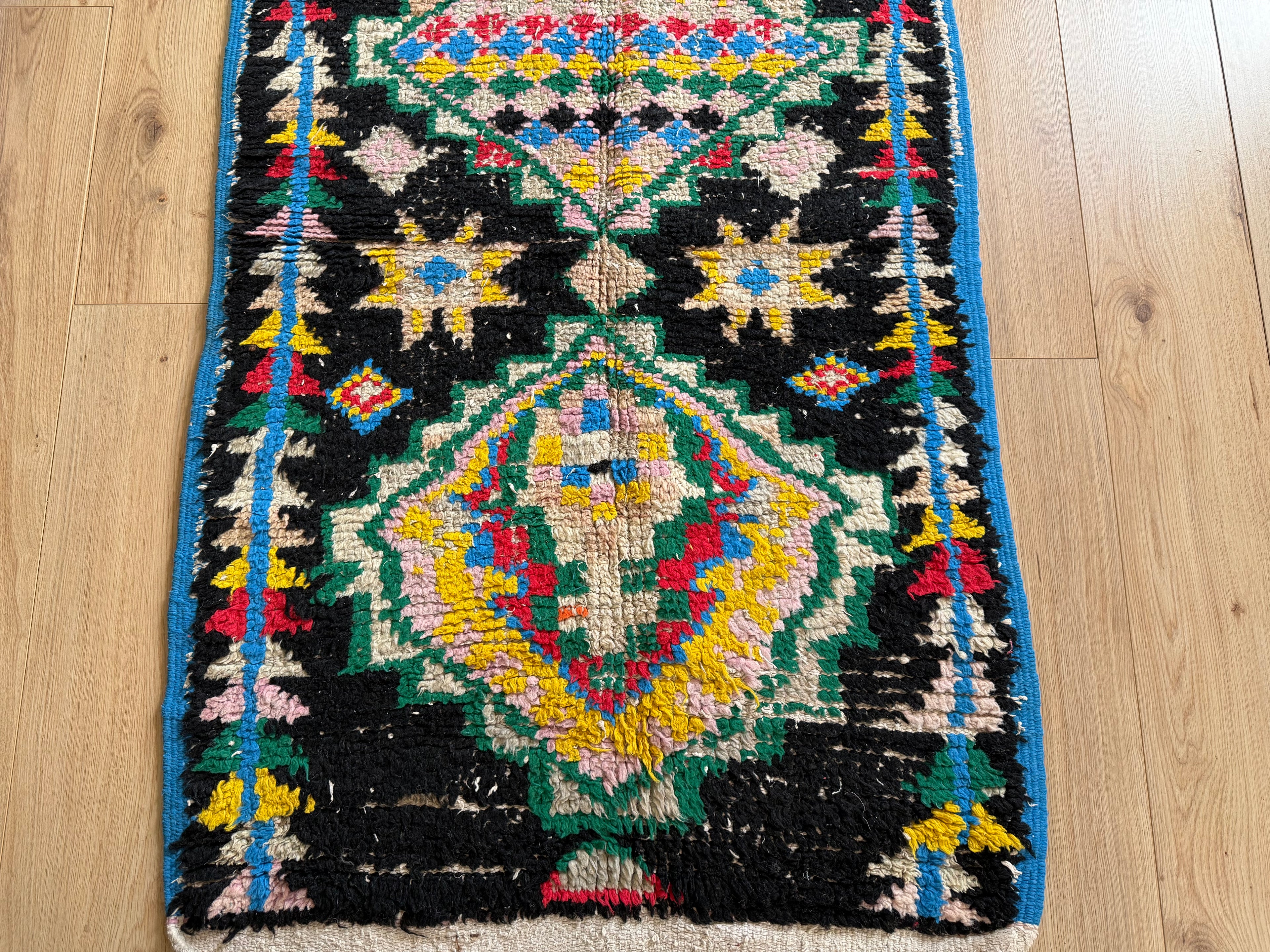 Handgeknoopt vintage tapijt Boucherouite loper uit Marokko– ca. 277 × 88 cm