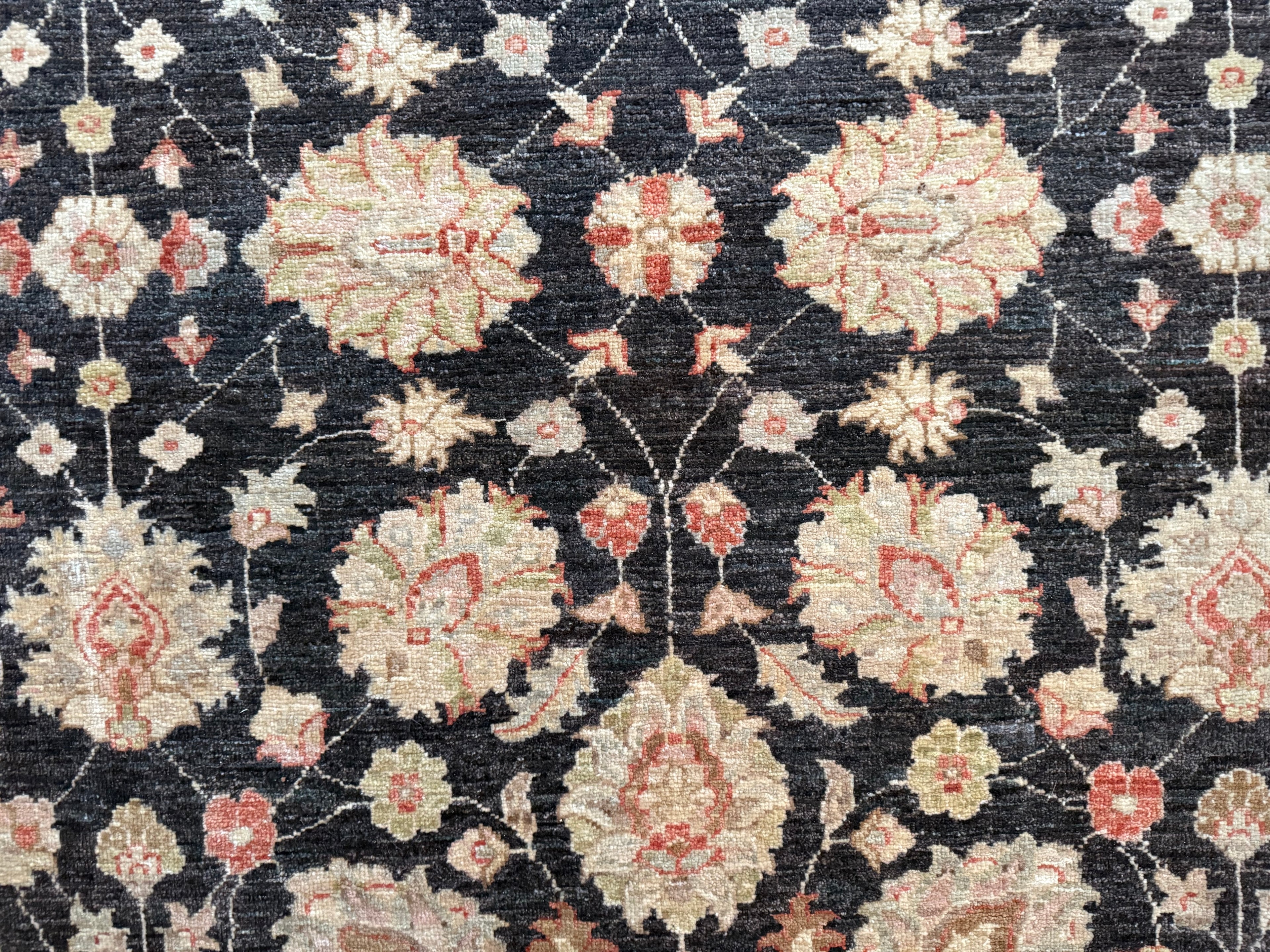 Handgeknoopt Ziegler tapijt, rustig, verfijnd en tijdloos. Ca. 308 × 249 cm